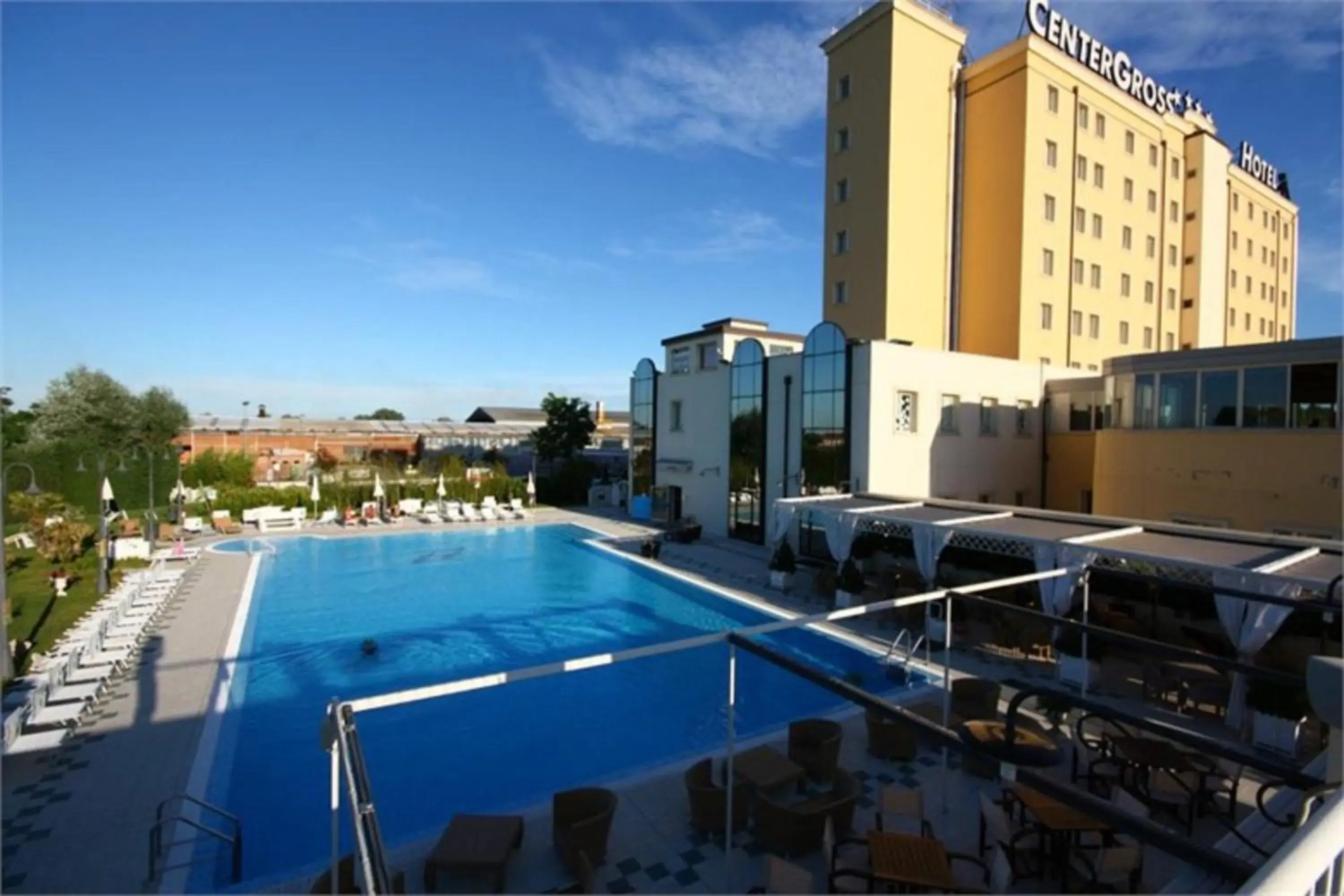 Facade/entrance, Swimming Pool in Zanhotel Centergross