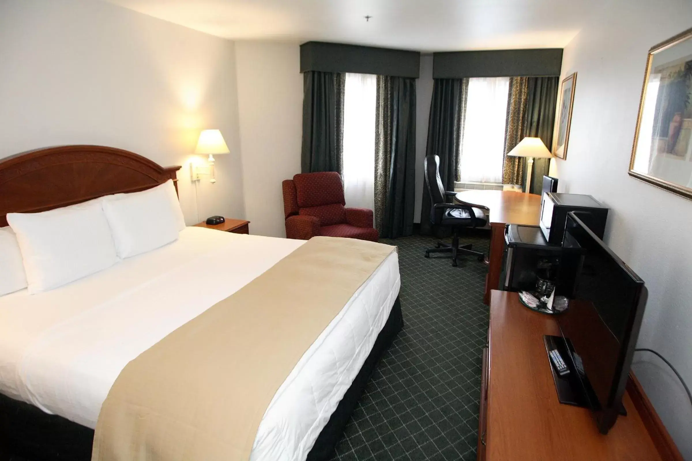Photo of the whole room, Bed in Baymont INN & Suites by Wyndham