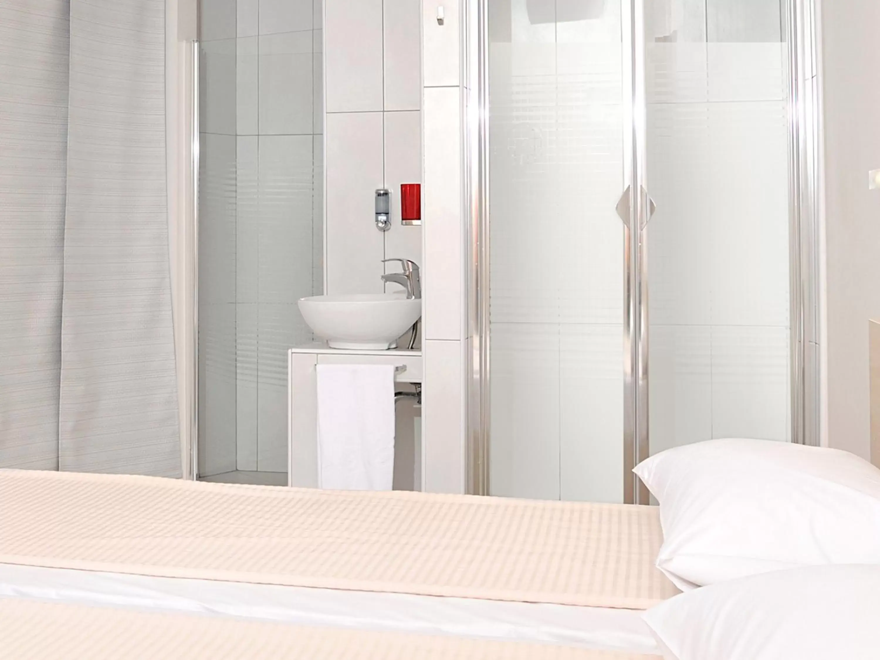 Shower, Bathroom in Hello Hotels Gara de Nord