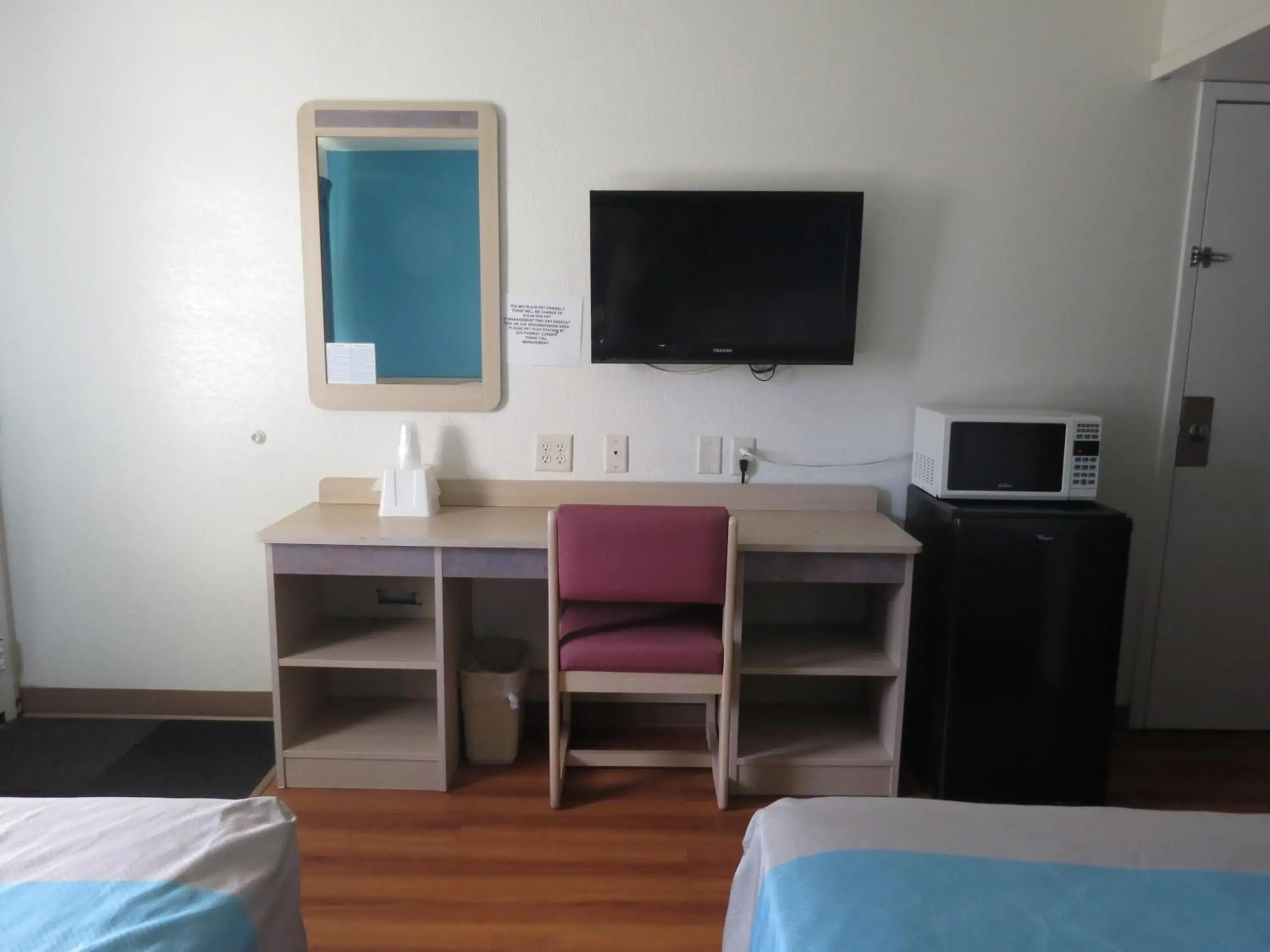 Bedroom, TV/Entertainment Center in Motel 6-Mitchell, SD