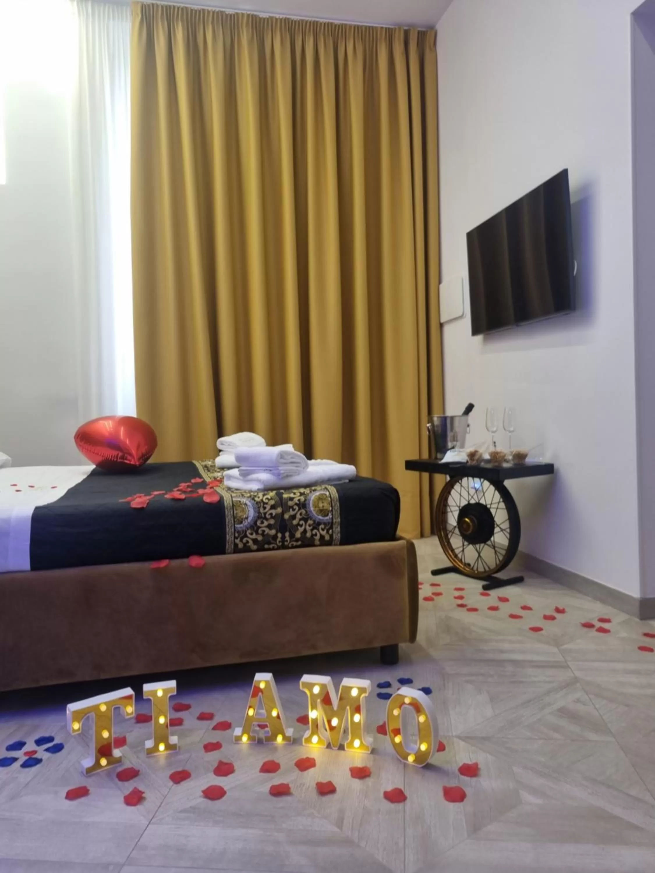 Bed in Twin Towers Naples Luxury