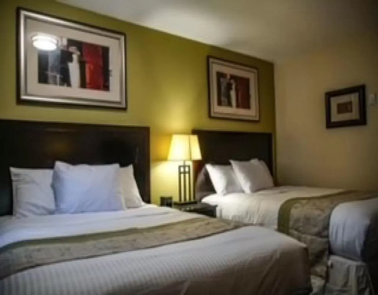 Bed in Skyland Motel Inn & Suites