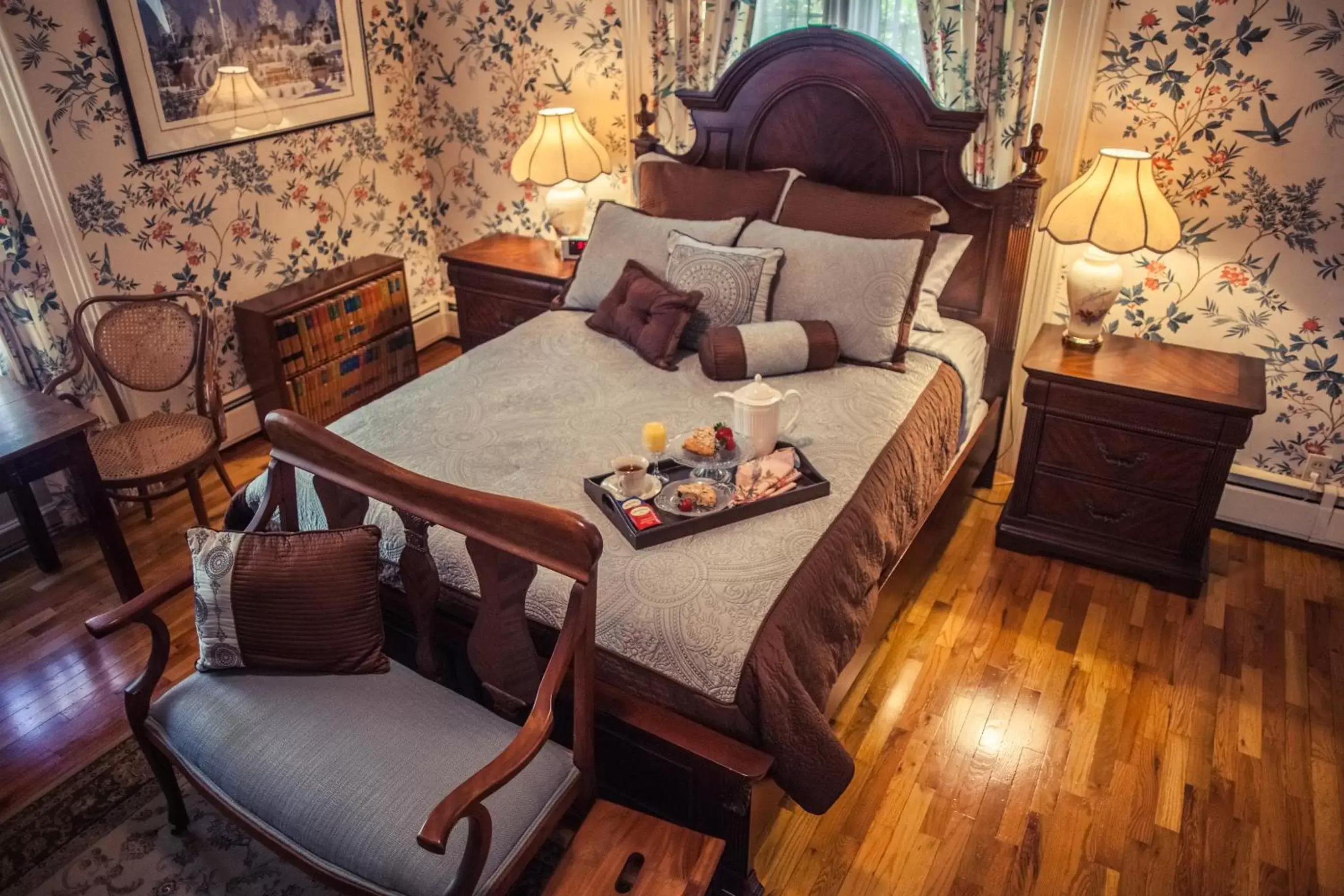 Bedroom, Seating Area in Silver Heart Inn & Cottages