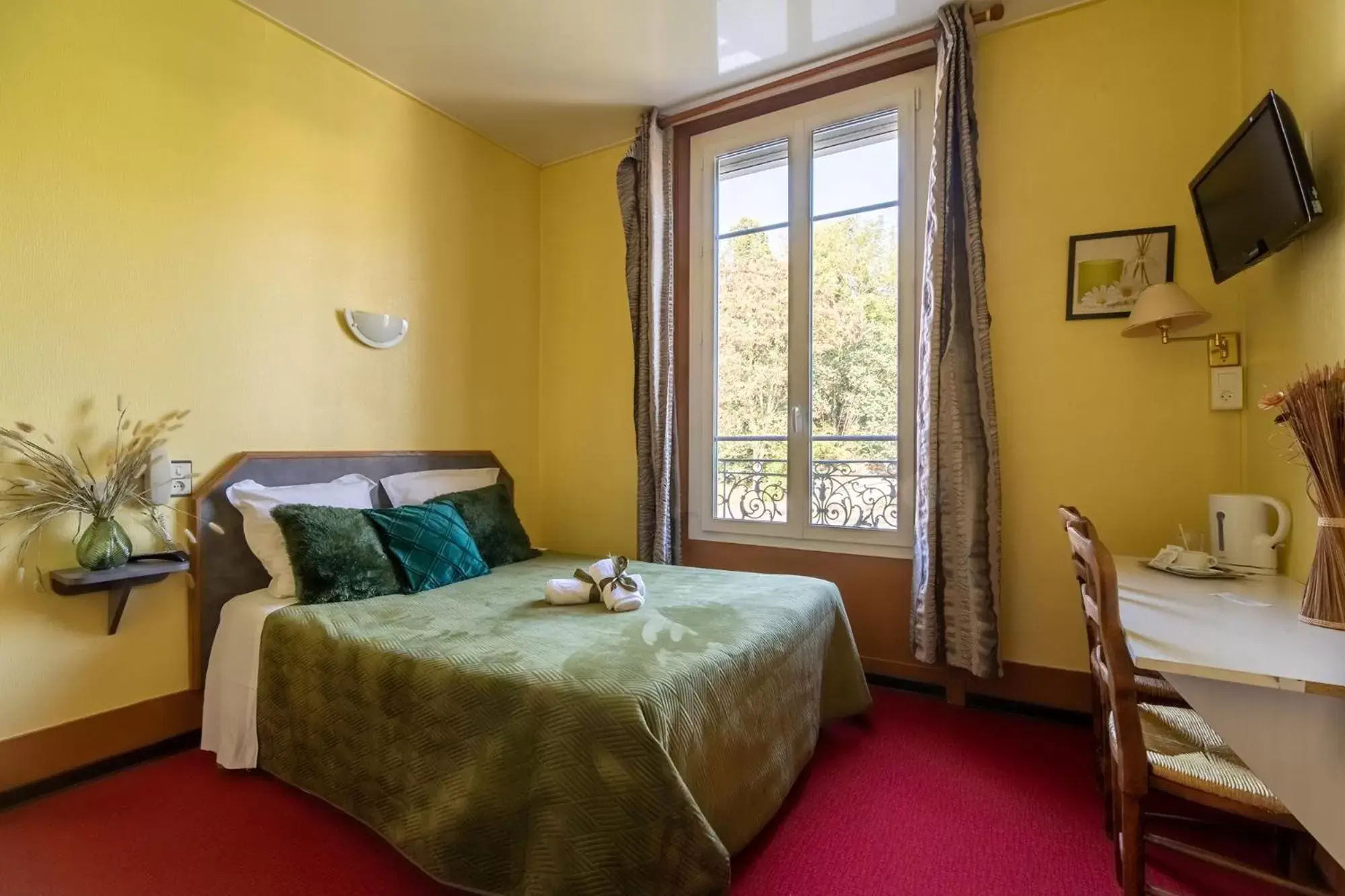 Bedroom, Bed in Montdidier Hôtel