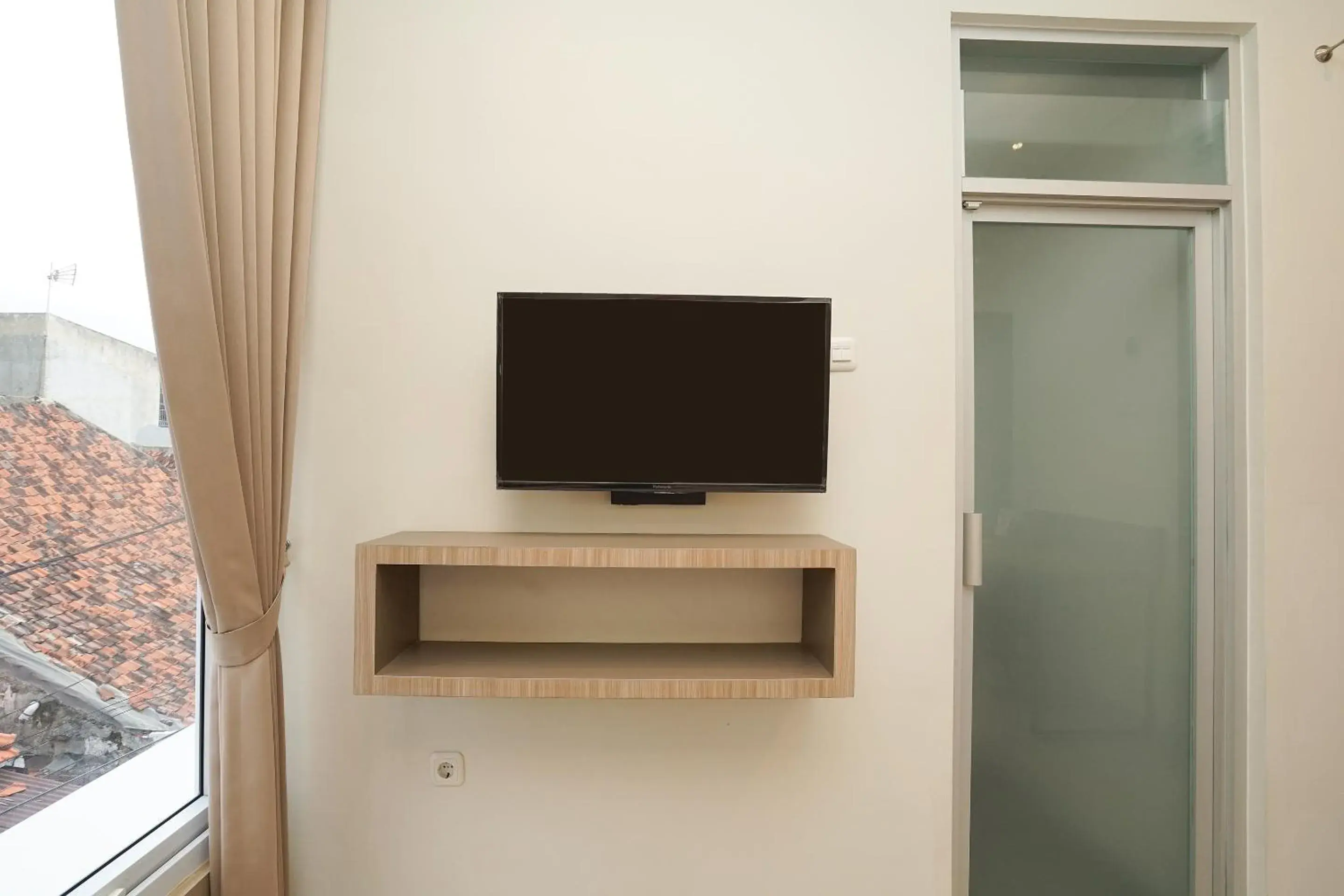 TV and multimedia, TV/Entertainment Center in OYO 614 Graha 8 Syariah