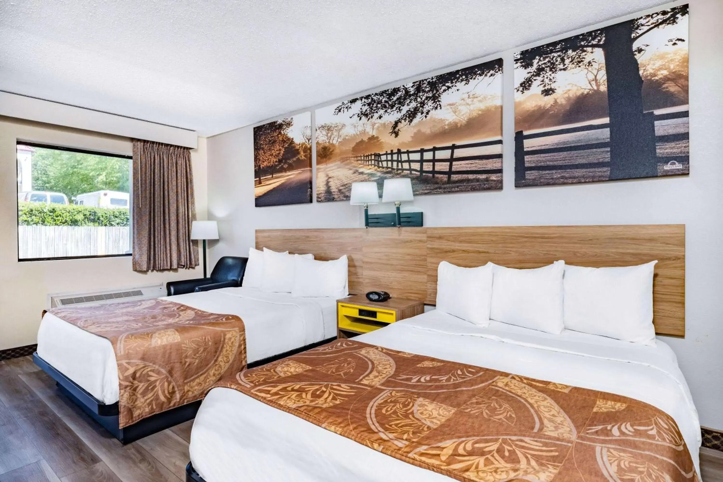 Photo of the whole room, Bed in Days Inn by Wyndham Macon I-475 Photo of the whole room, Bed in Days Inn by Wyndham Macon I-475