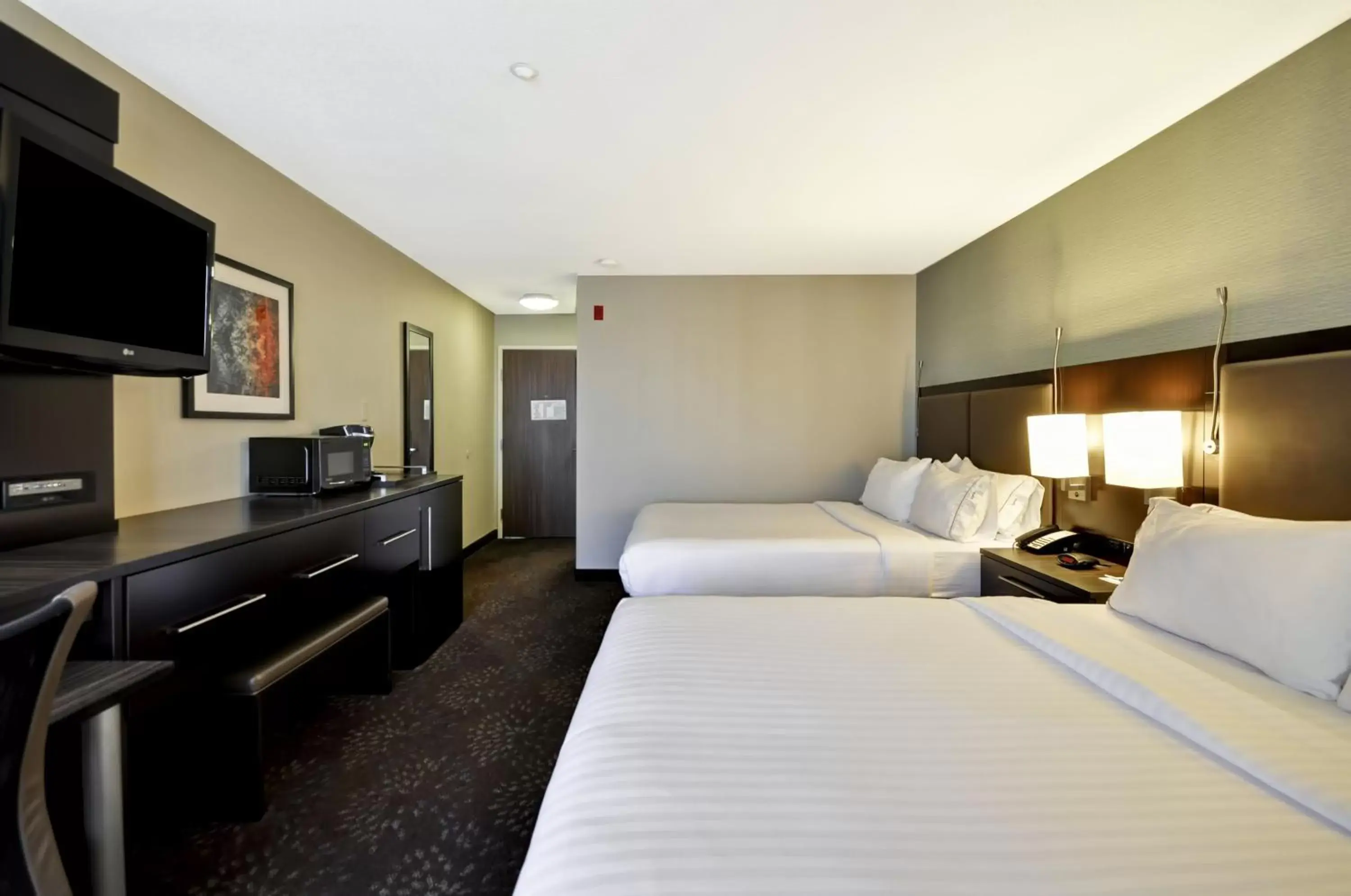 Communal lounge/ TV room, Bed in Holiday Inn Express Romulus / Detroit Airport, an IHG Hotel