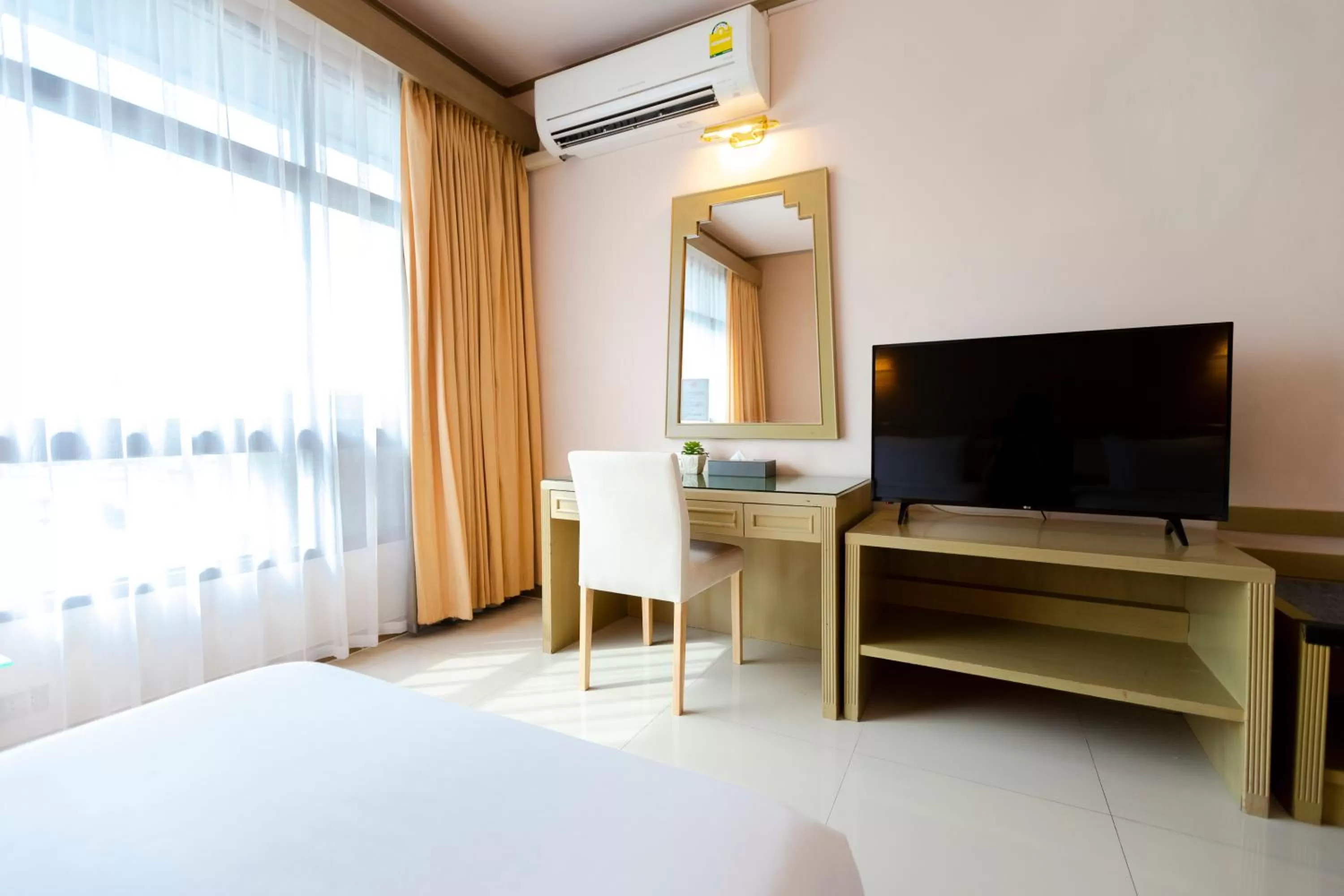 TV and multimedia, Bed in Pinnacle Lumpinee Park Hotel