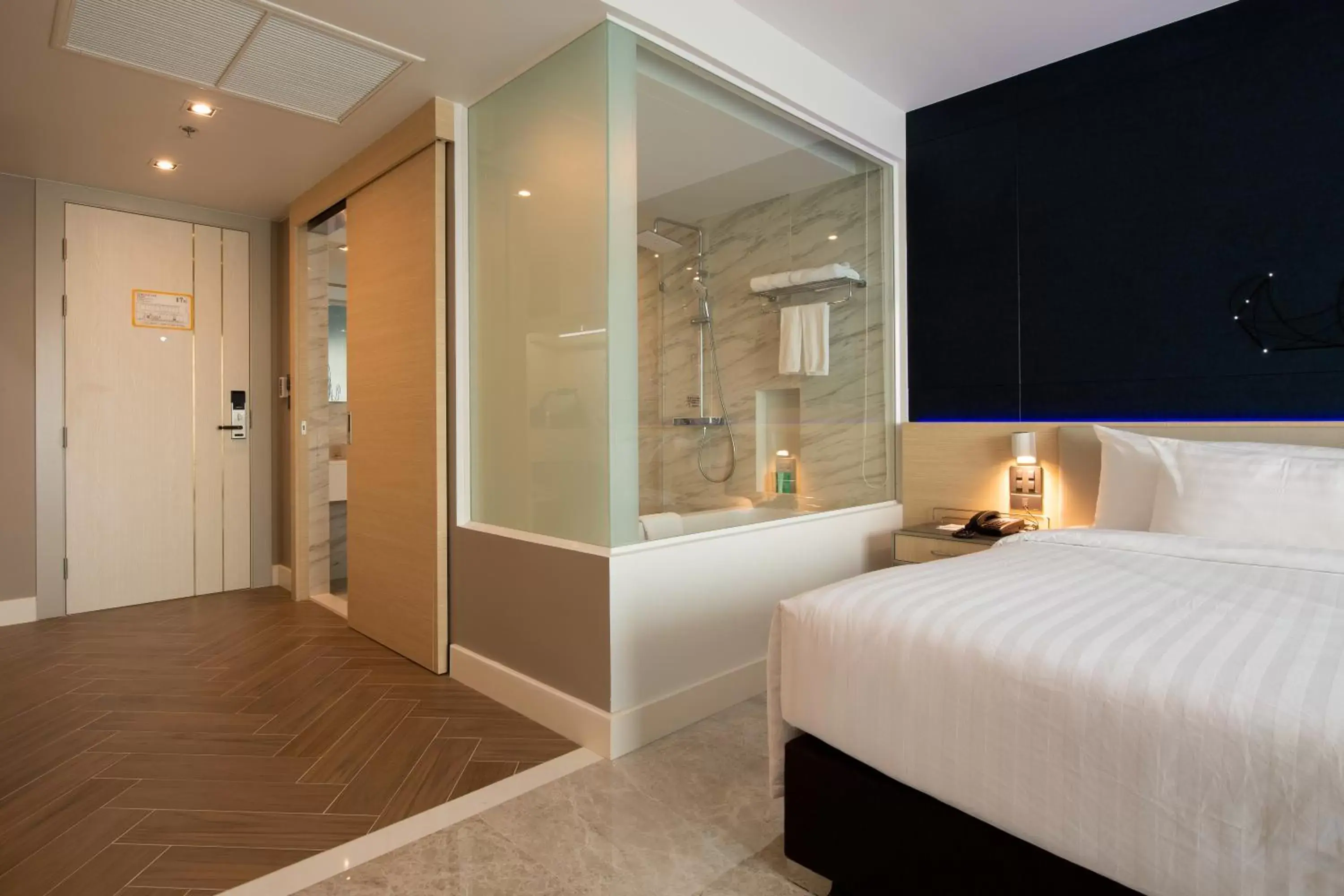 Bathroom, Bed in Pattaya Discovery Beach Hotel - SHA Extra Plus