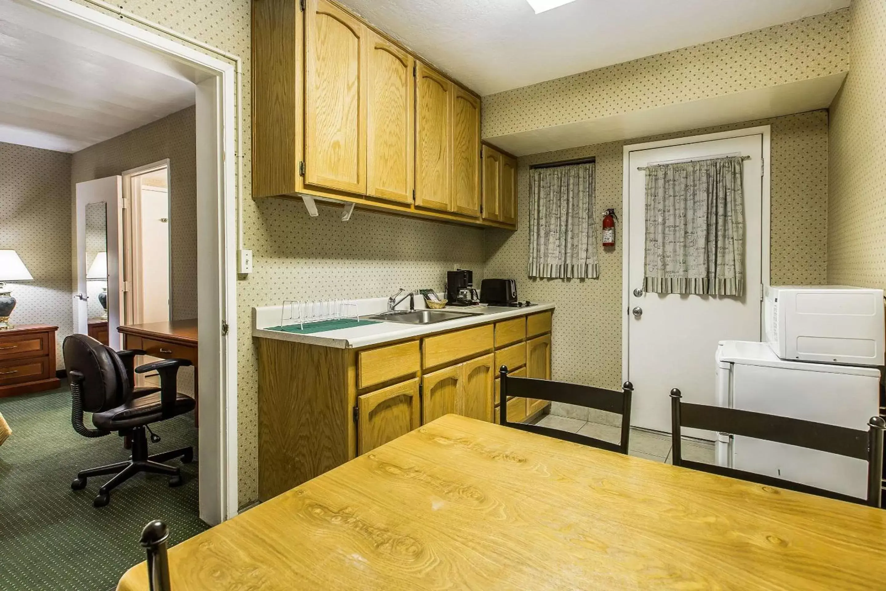 Photo of the whole room, Kitchen/Kitchenette in Quality Inn Near China Lake Naval Station