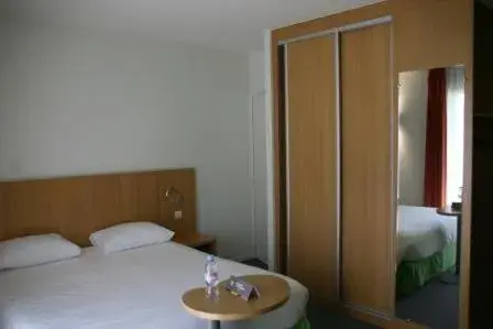 Photo of the whole room, Bed in ibis Styles Bourbon Lancy