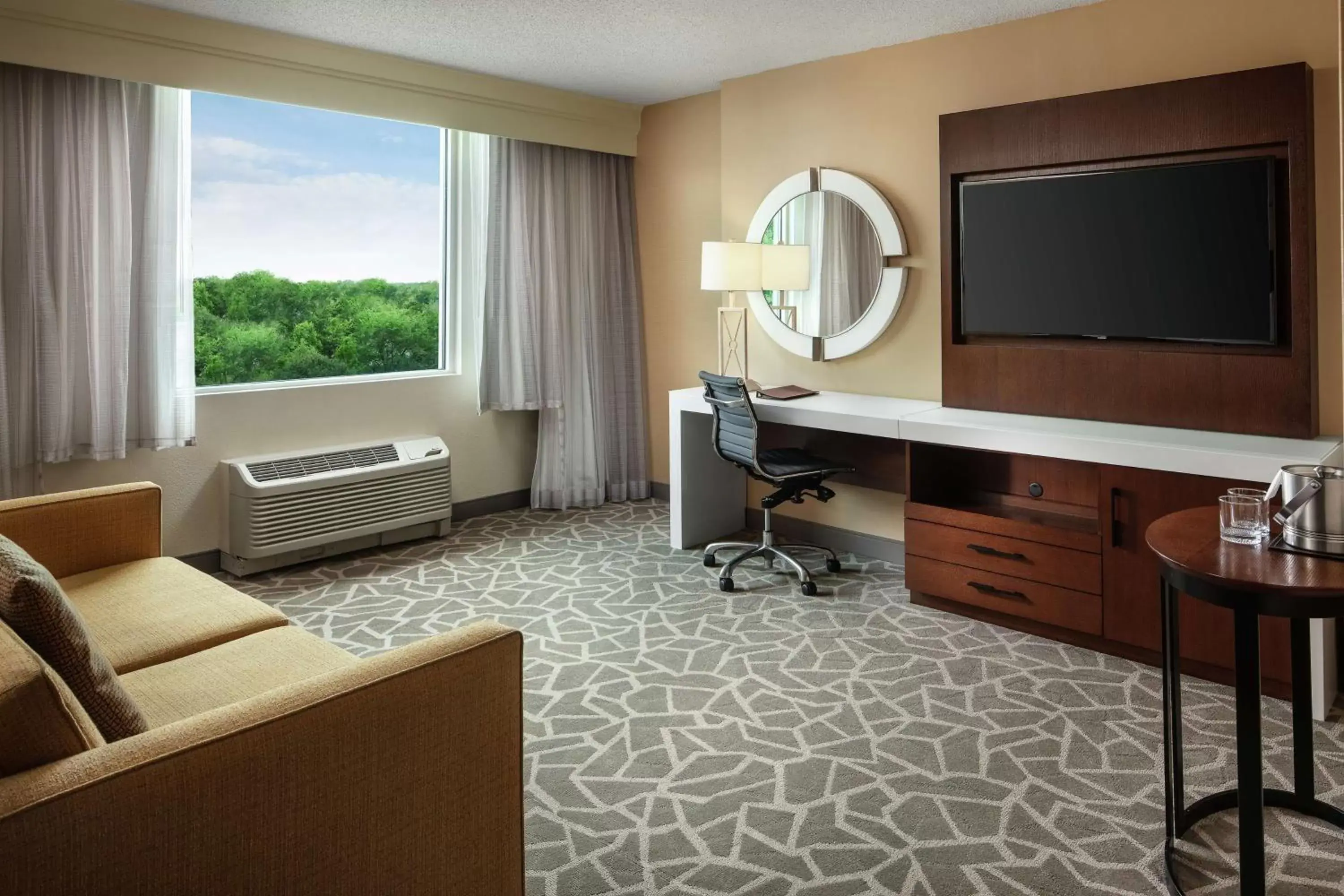 Bedroom, TV/Entertainment Center in DoubleTree by Hilton Hotel Annapolis