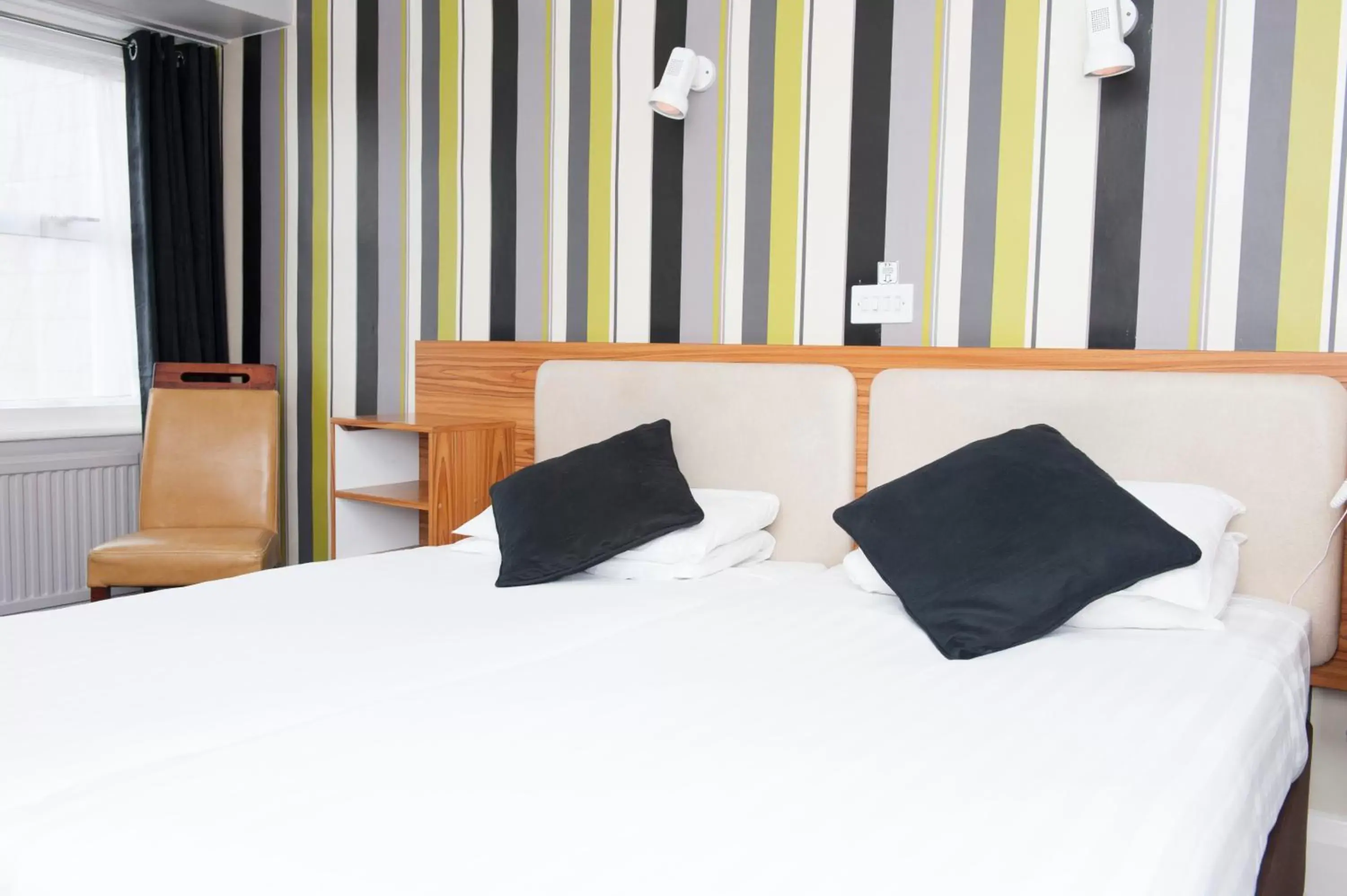 Bedroom, Bed in Suncliff Hotel - OCEANA COLLECTION