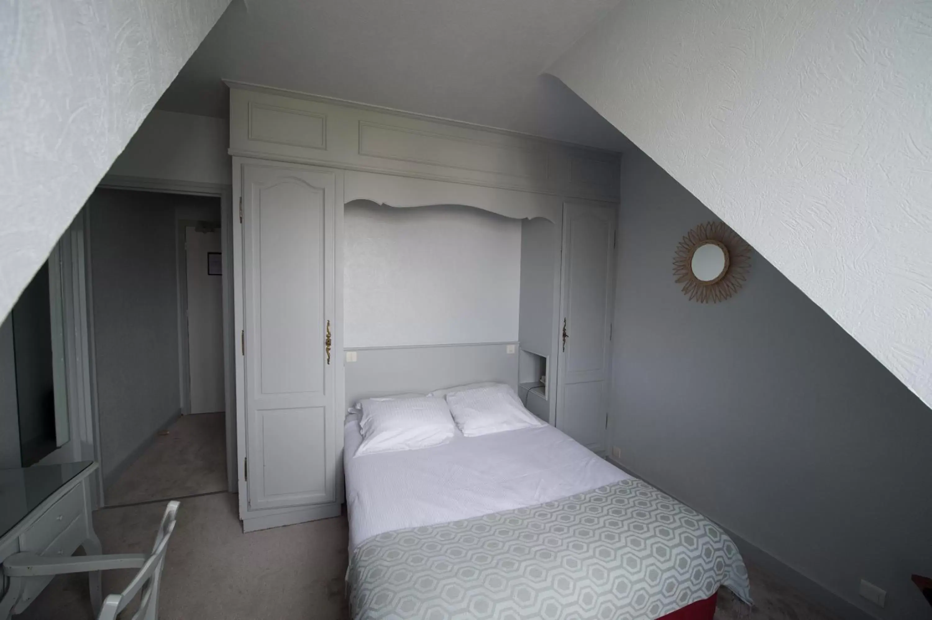 Bedroom, Bed in The Originals City, Hôtel Armen Le Triton, Roscoff (Inter-Hotel)