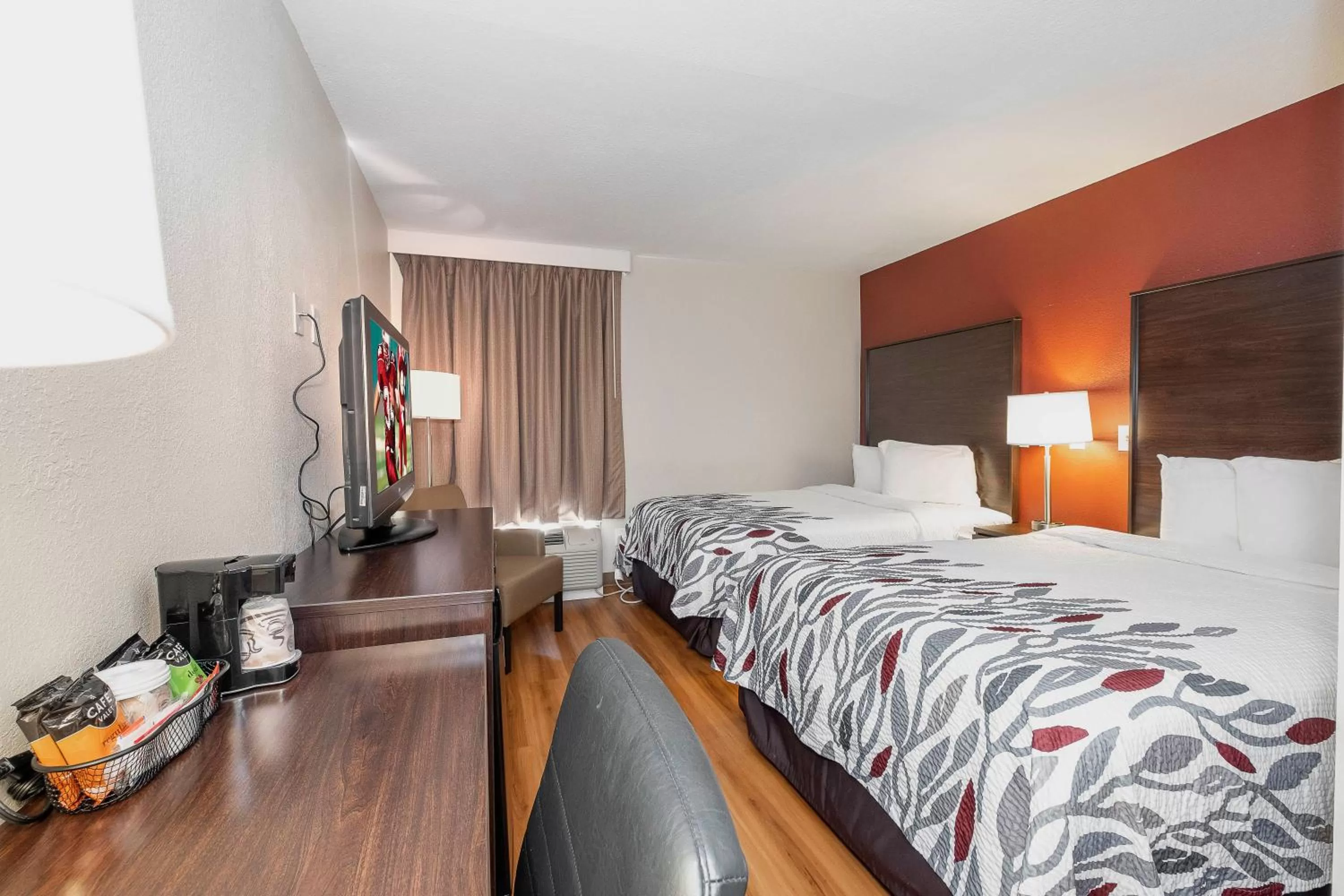 Photo of the whole room, Bed in Red Roof Inn Roanoke Rapids