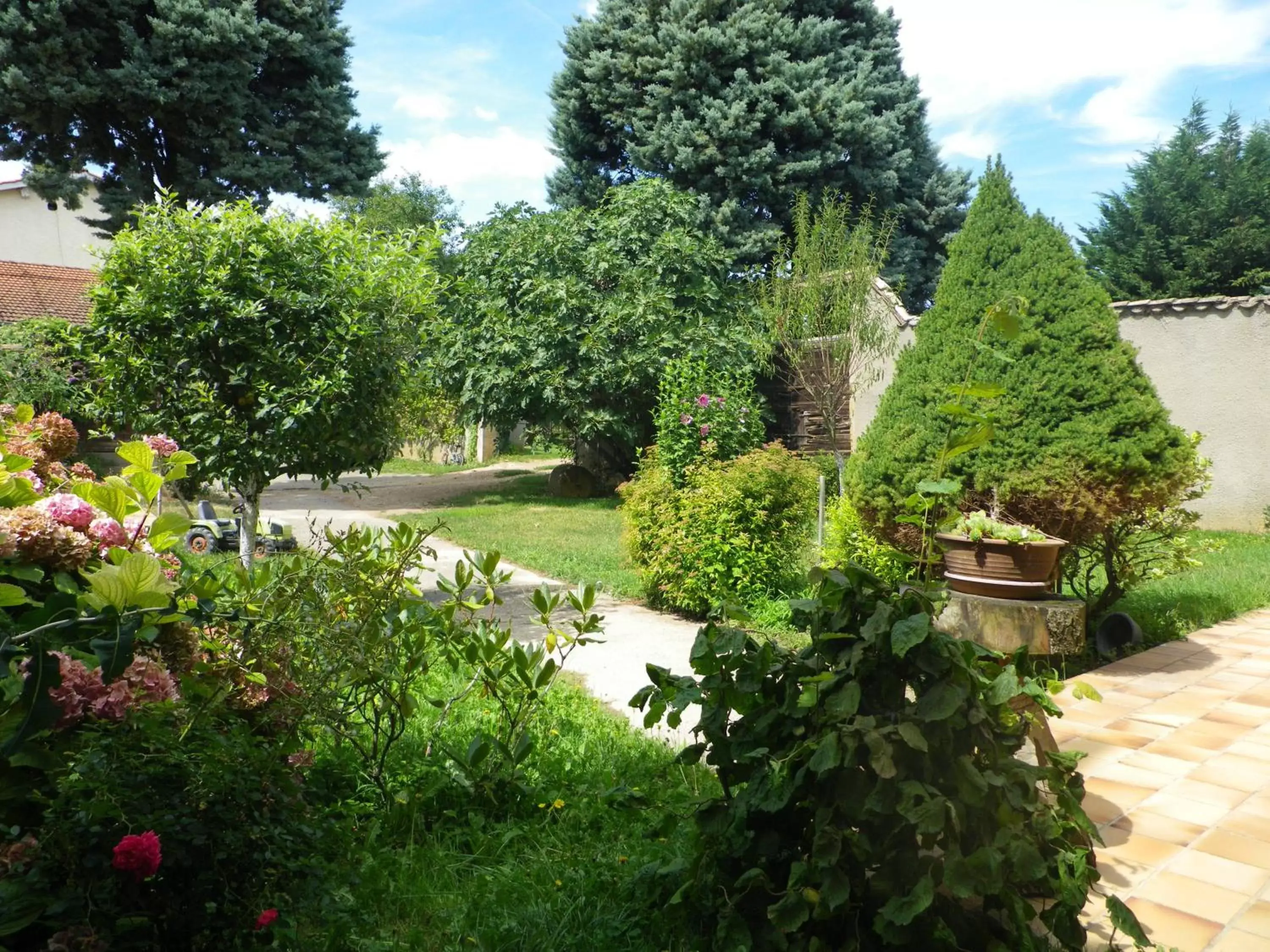 Garden in Chambres d'Hôtes Mado et Lulu