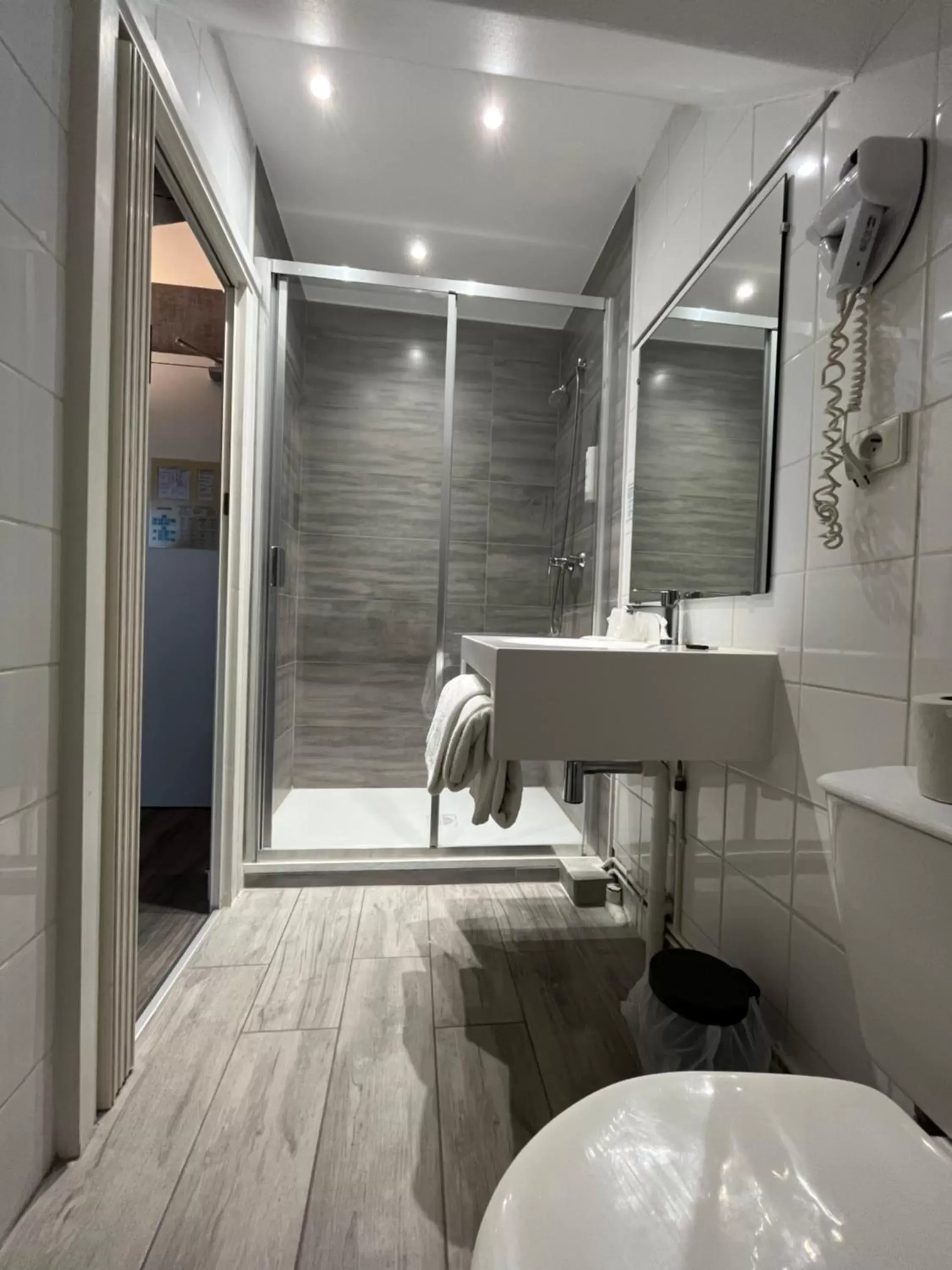 Bathroom in Hôtel De Troyes