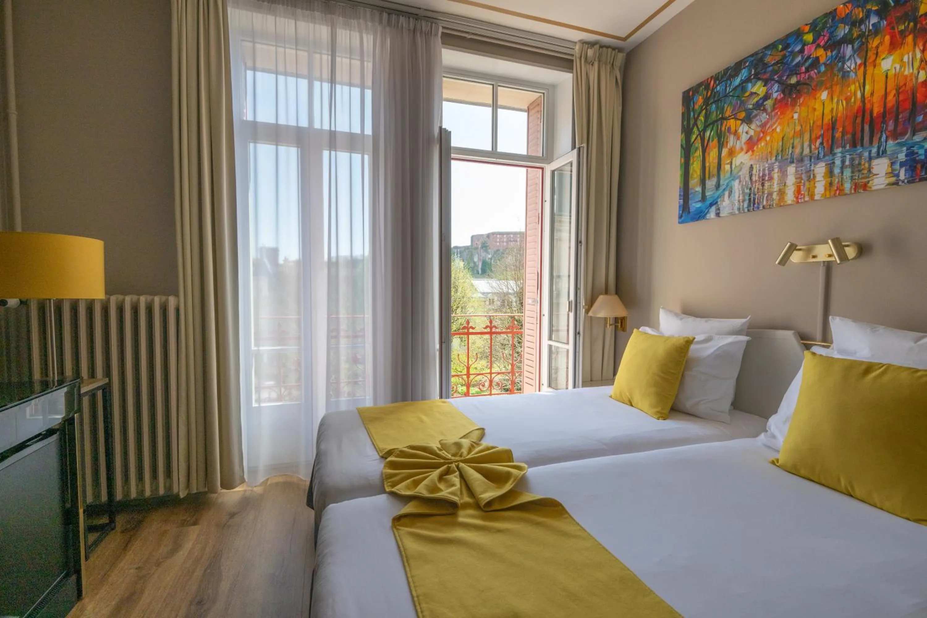 View (from property/room), Bed in Grand Hôtel Du Tonneau D'Or