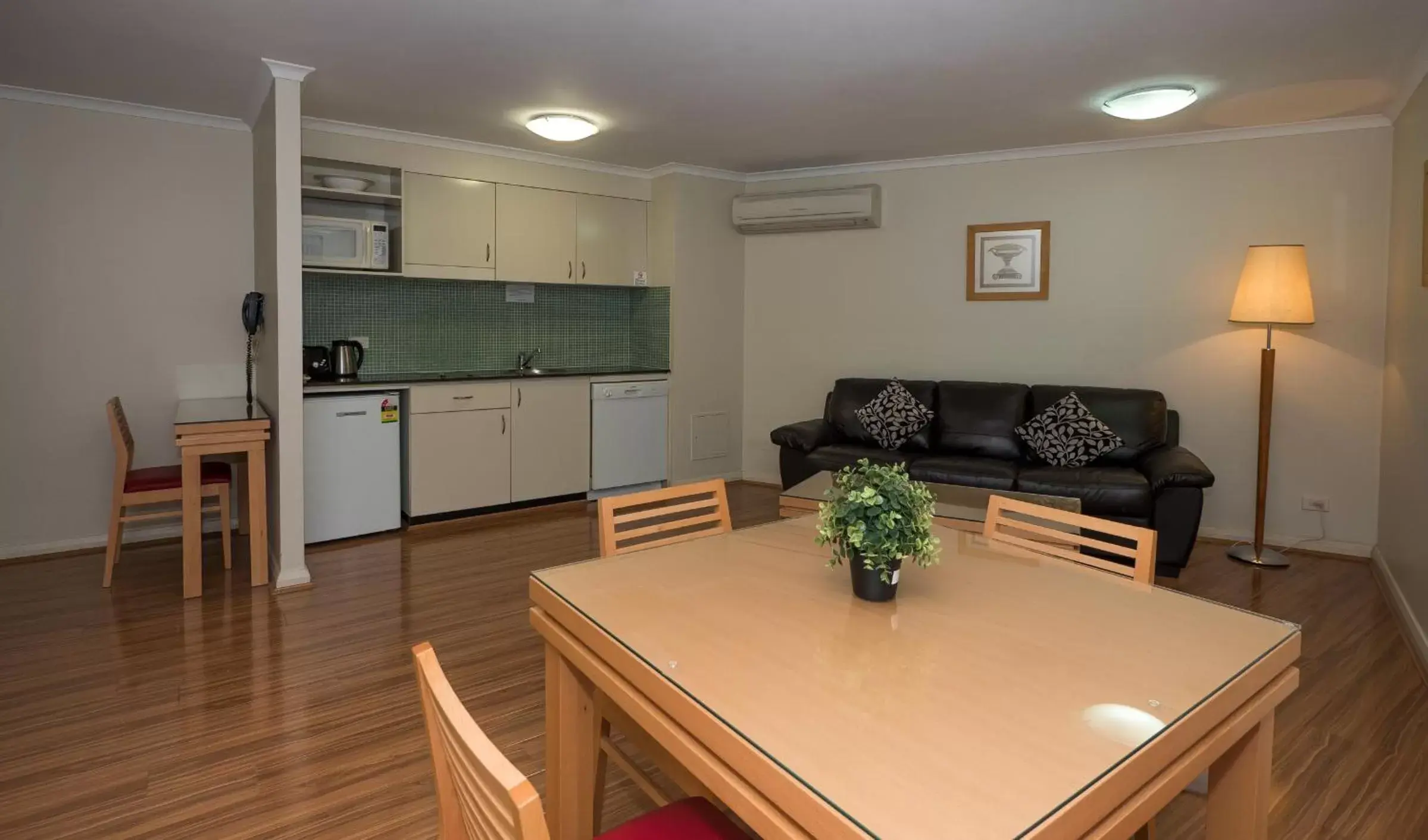 Dining area, Kitchen/Kitchenette in Napoleon On Kent