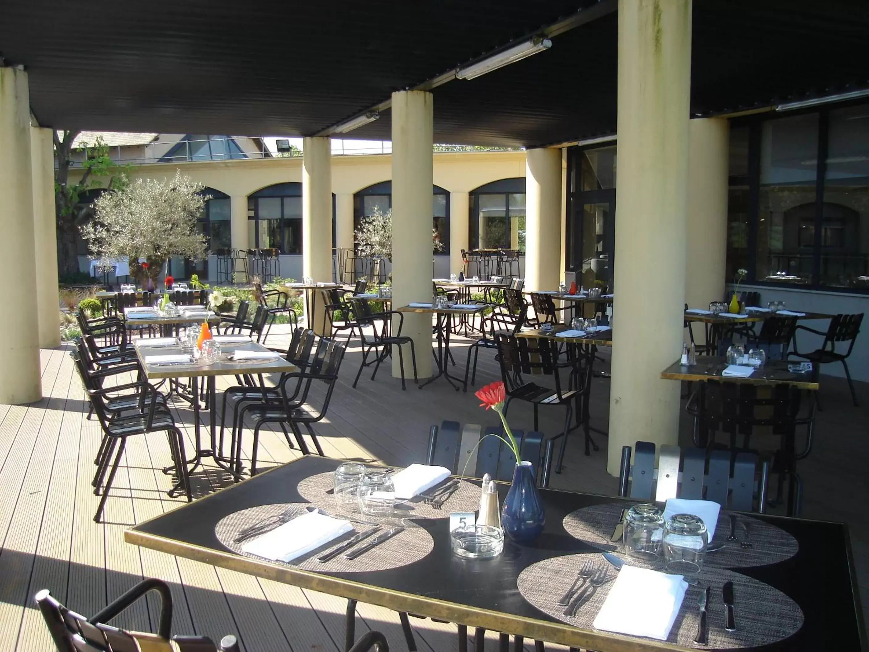 Restaurant/Places to Eat in Hotel Le Paddock