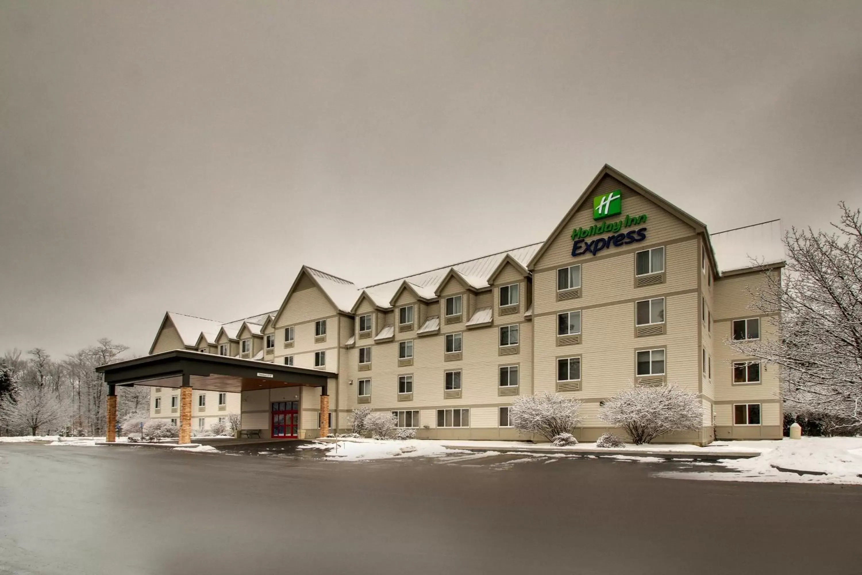 Bedroom, Property Building in Holiday Inn Express & Suites - Lincoln East - White Mountains, an IHG Hotel