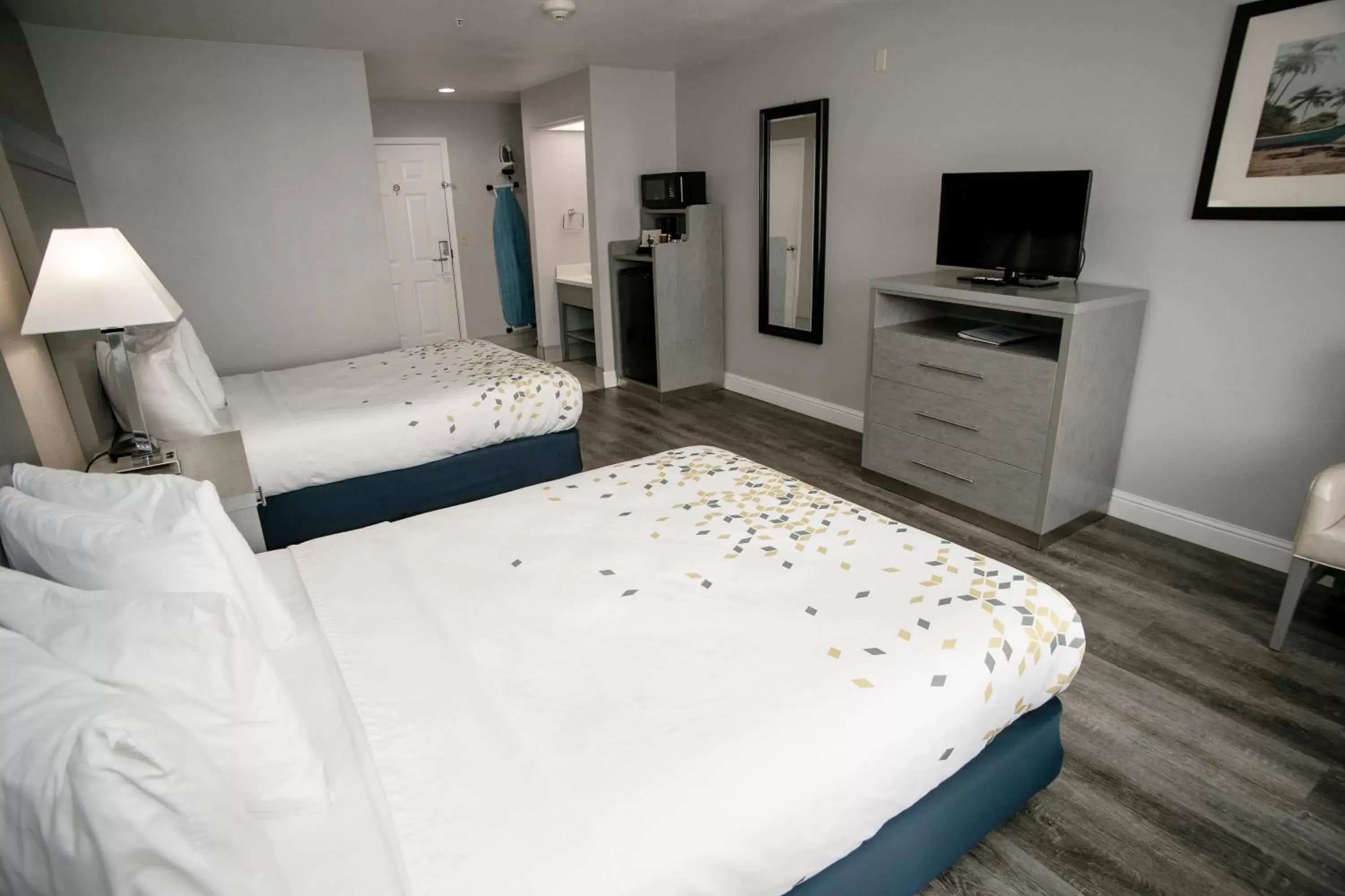 Bed in Anchor Beach Inn