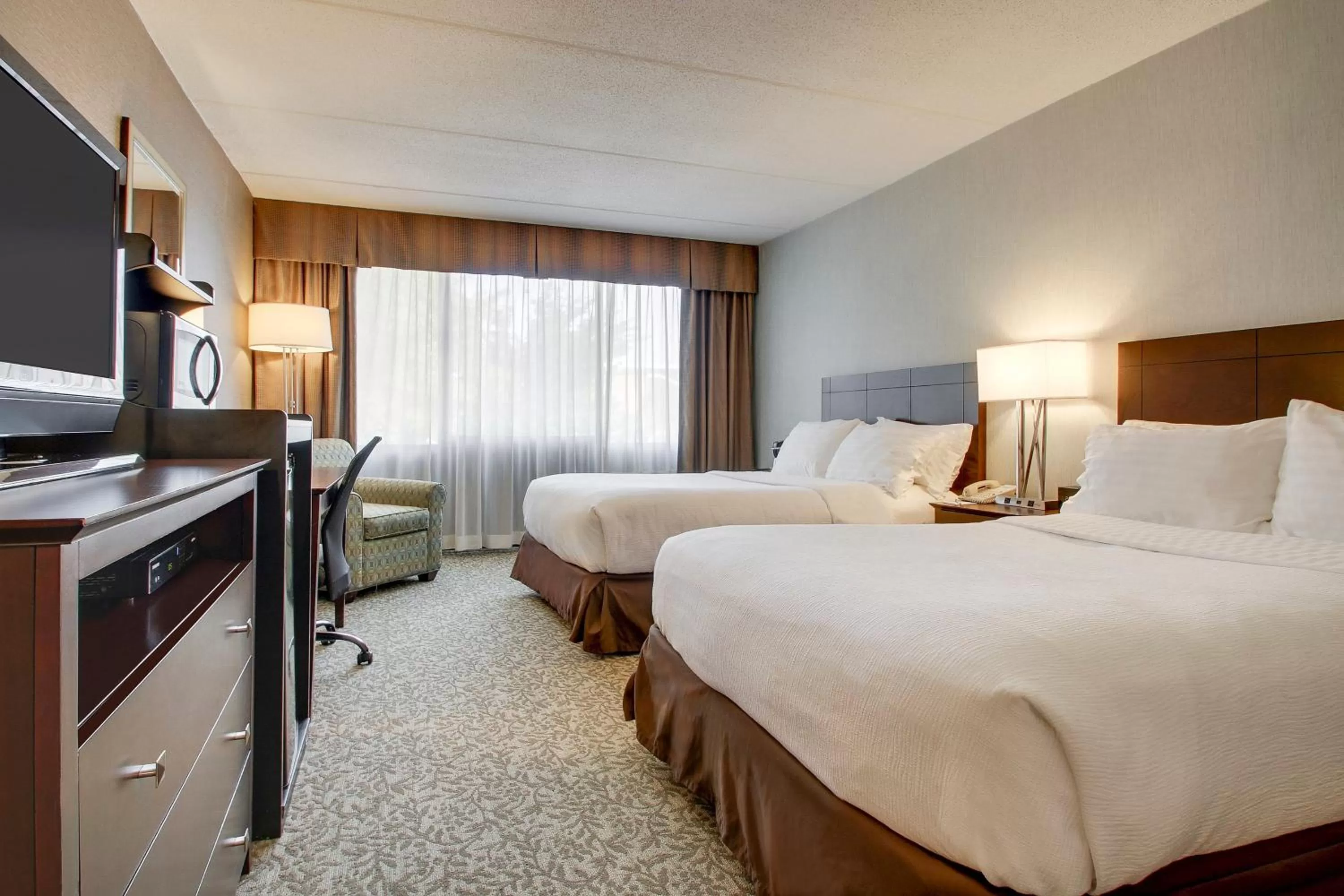 Photo of the whole room, Bed in Holiday Inn Westbury-Long Island by IHG