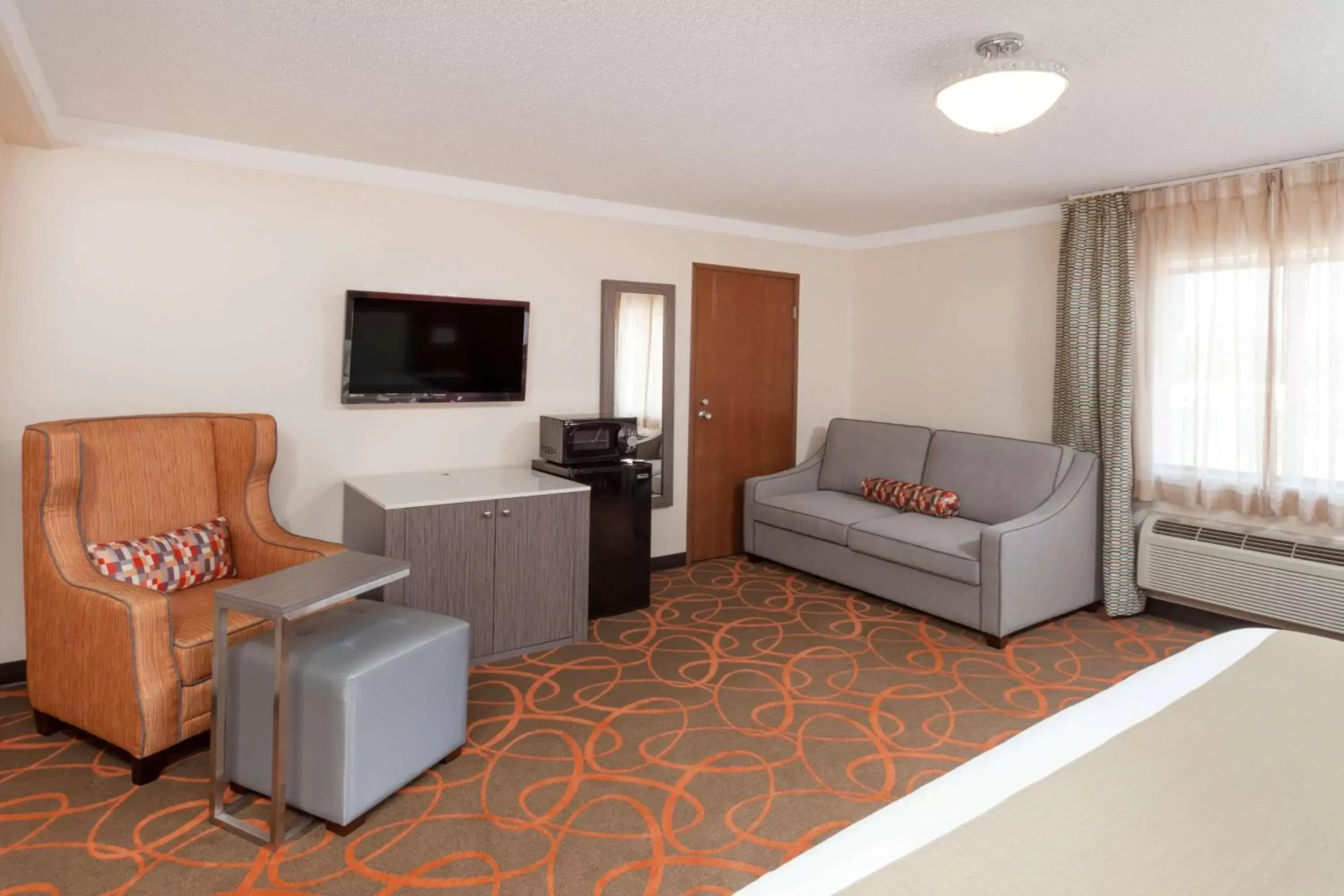 Photo of the whole room, Seating Area in Baymont by Wyndham Chicago/Alsip