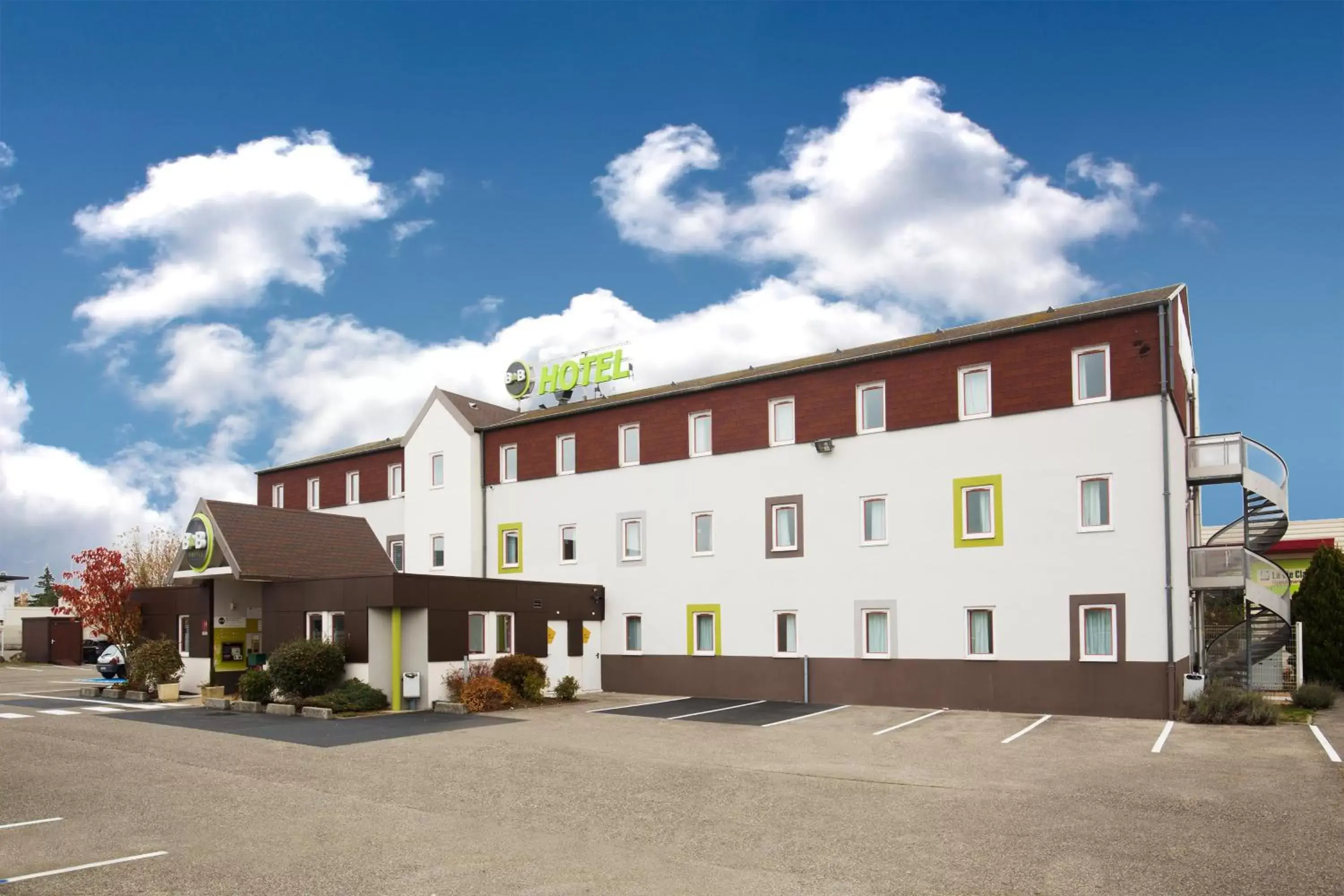 Facade/entrance, Property Building in B&B HOTEL Lyon Saint-Bonnet Mi-Plaine