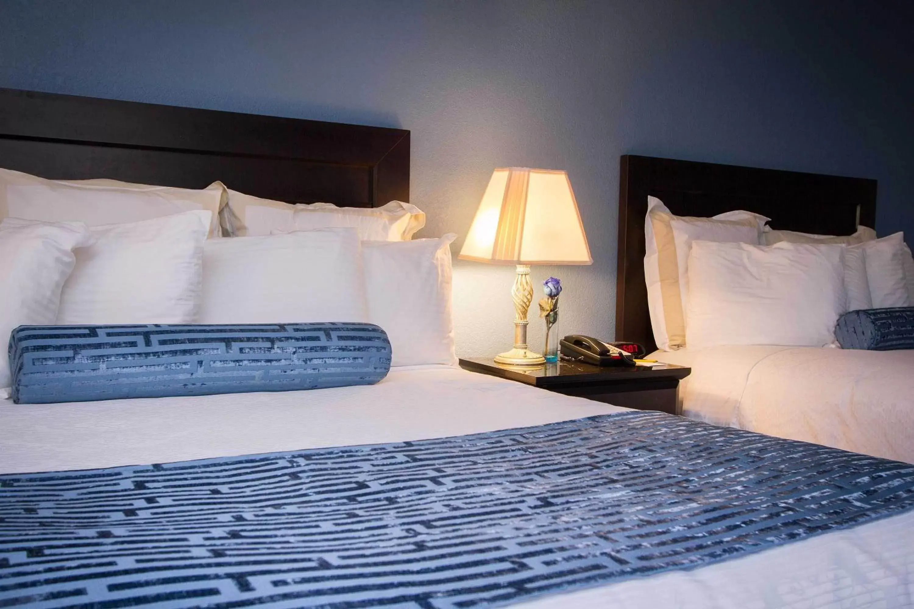 Bedroom, Bed in Regency Inn in Los Angeles Bedroom, Bed in Regency Inn in Los Angeles