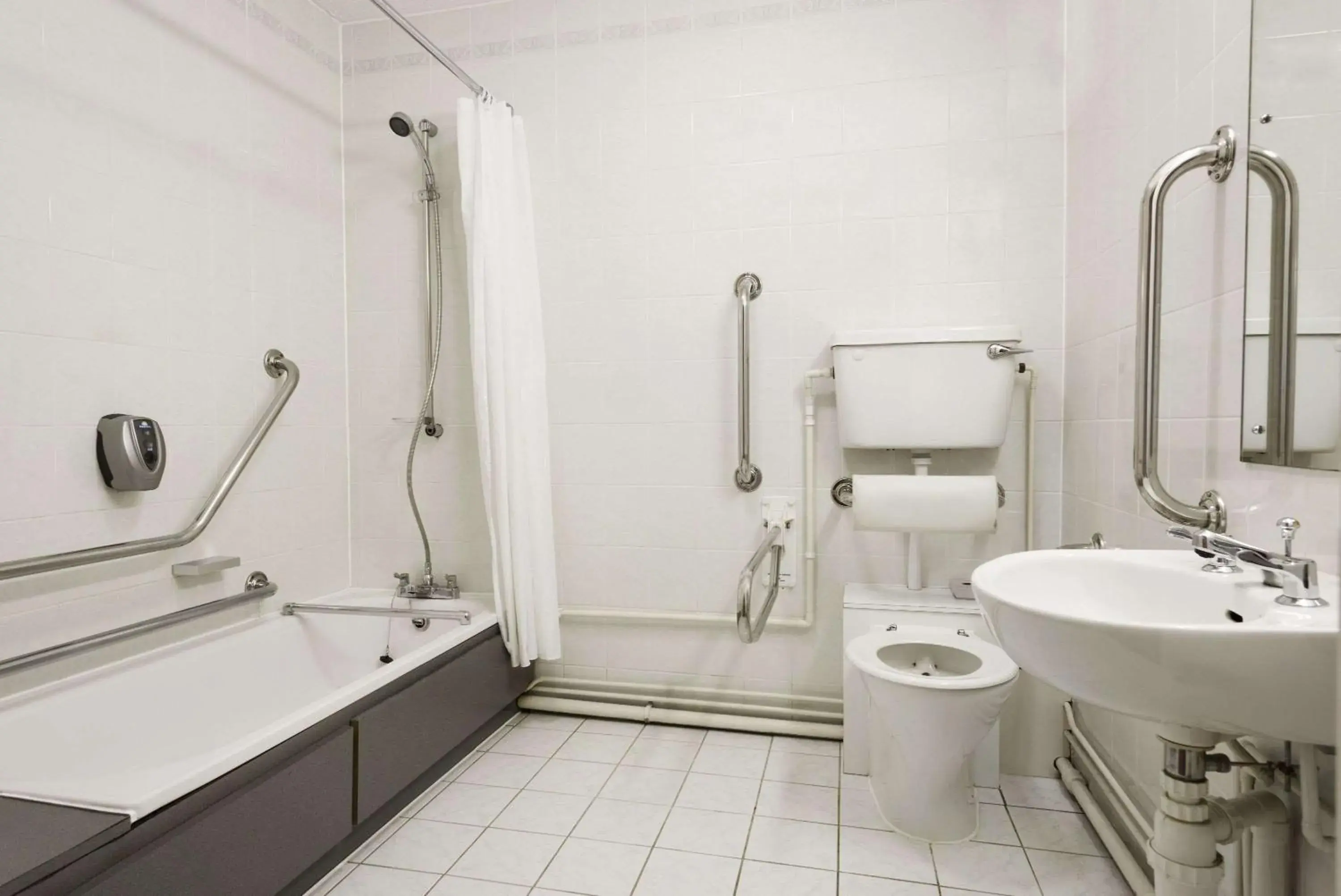 Bathroom in Days Inn Kendal - Killington Lake