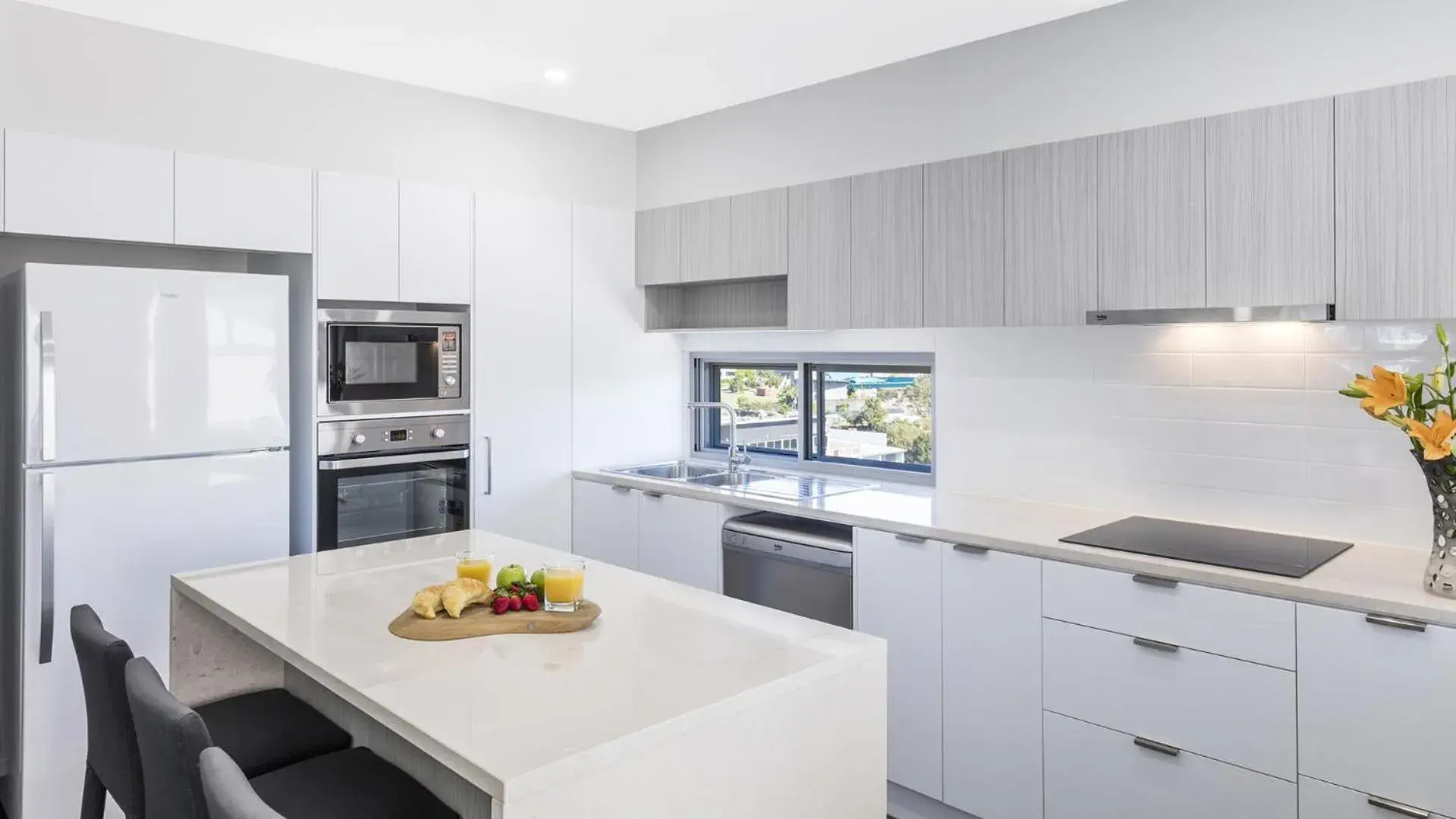 Kitchen or kitchenette, Kitchen/Kitchenette in Oaks Brisbane Woolloongabba Suites