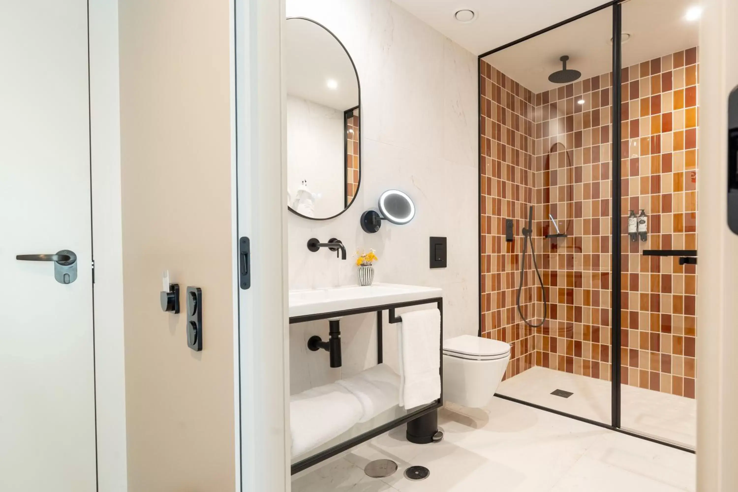 Shower, Bathroom in The Editory Garden Porto Hotel