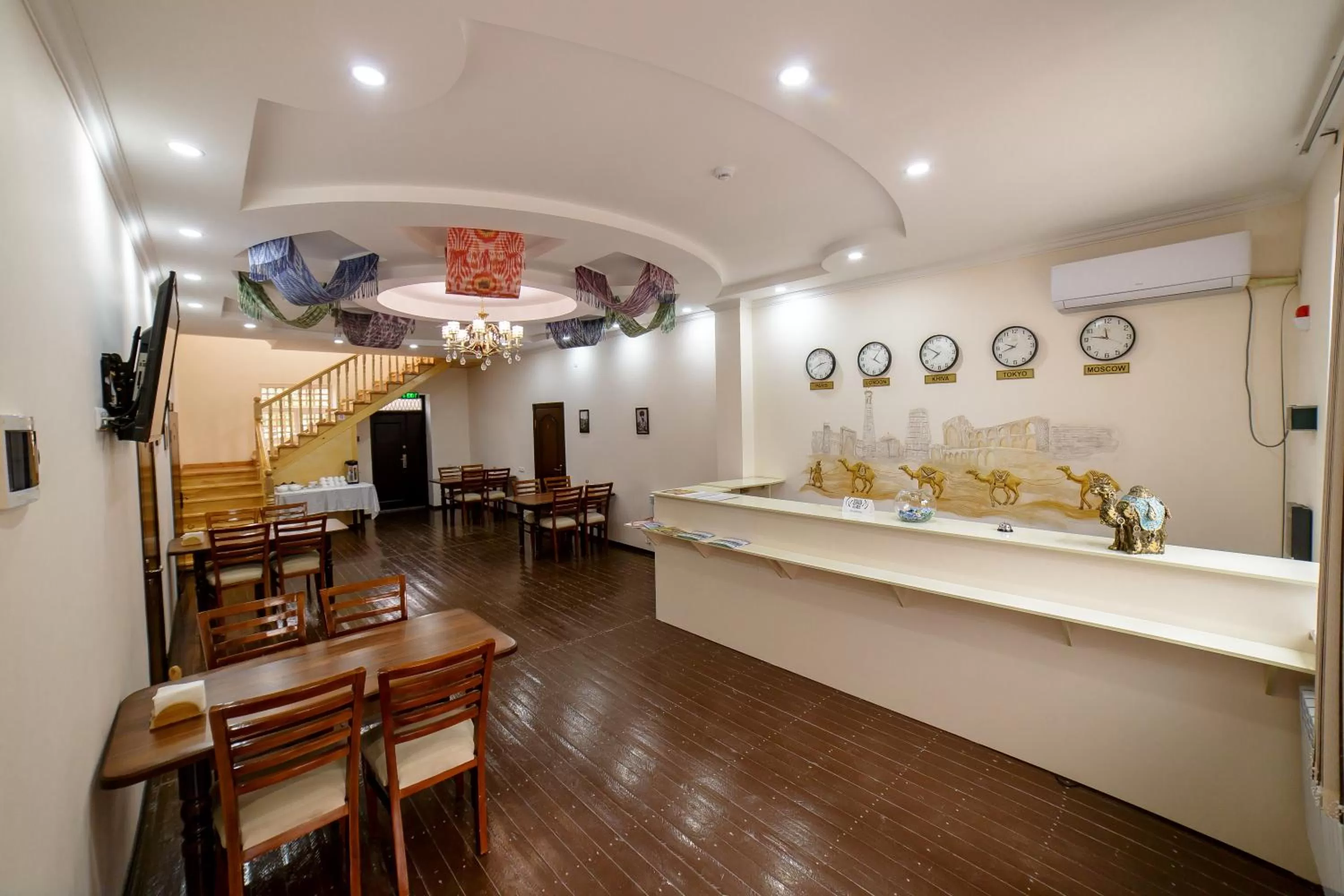 Lobby or reception, Restaurant/Places to Eat in Caravan Hotel