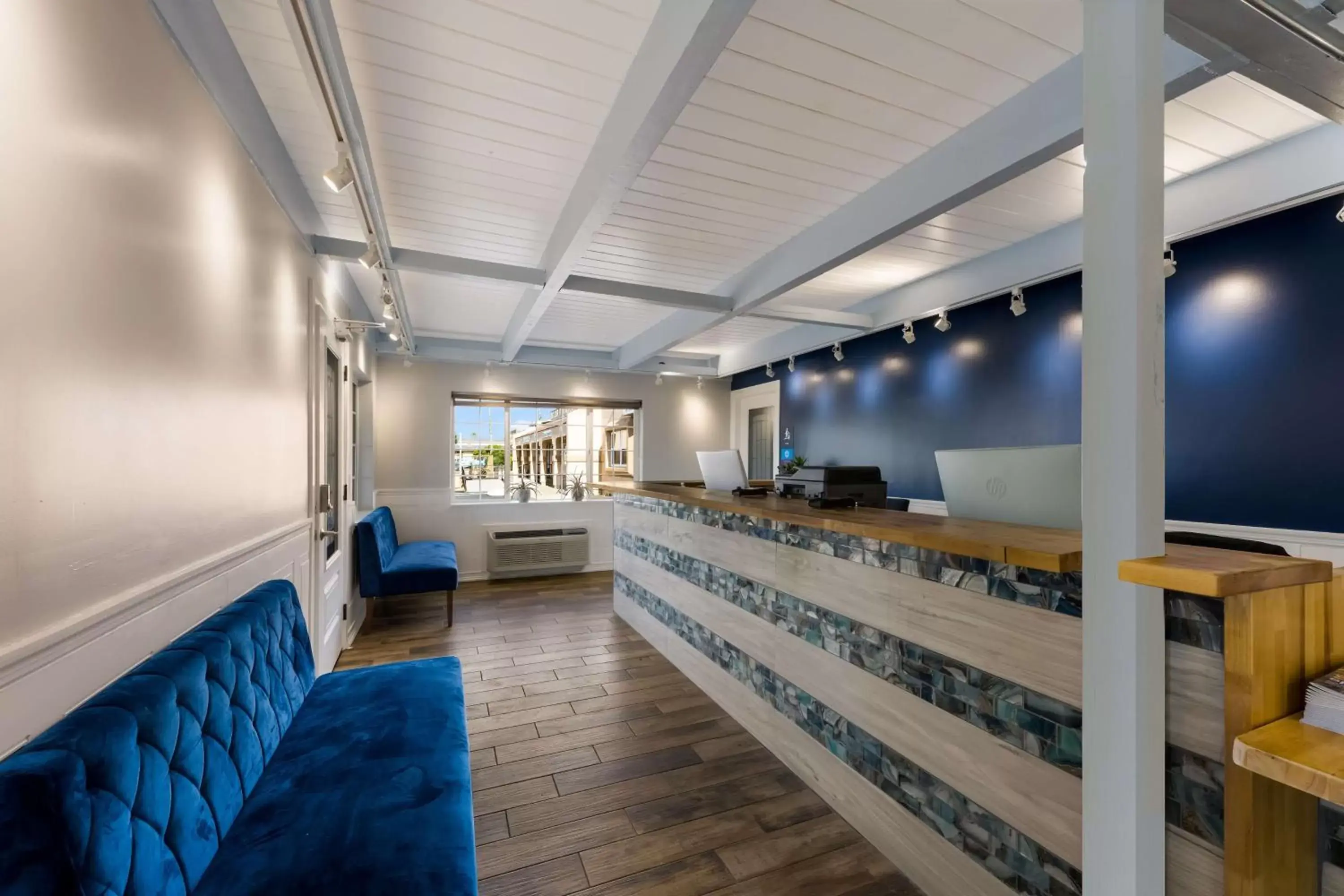 Lobby or reception in Pacific Coast Roadhouse - SureStay Collection by Best Western