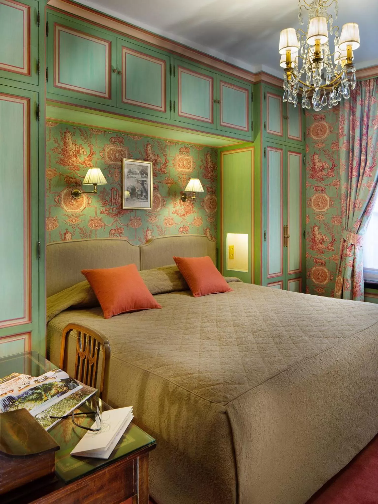 Bedroom, Bed in Hôtel Duc De St-Simon