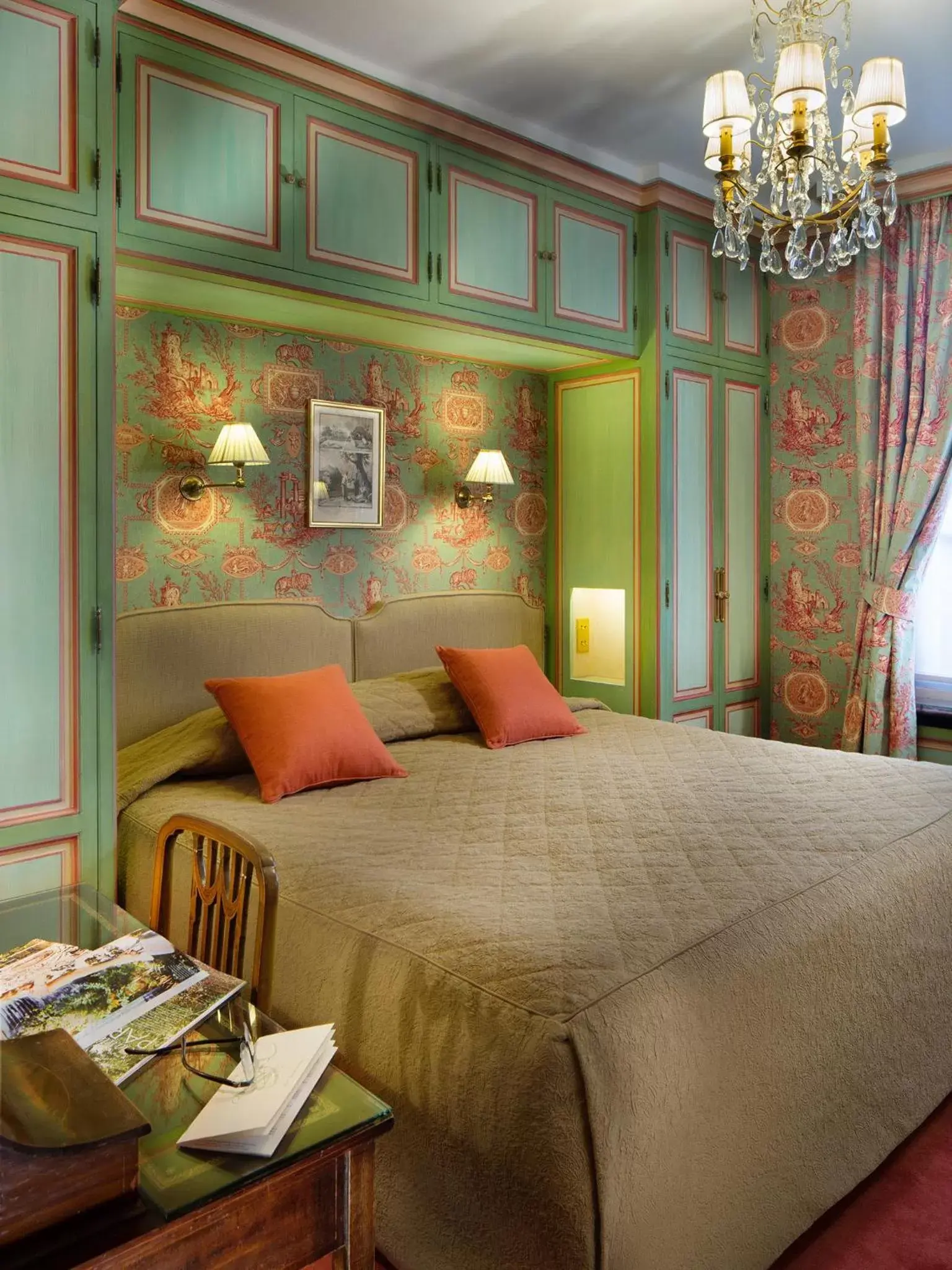 Bedroom, Bed in Hôtel Duc De St-Simon