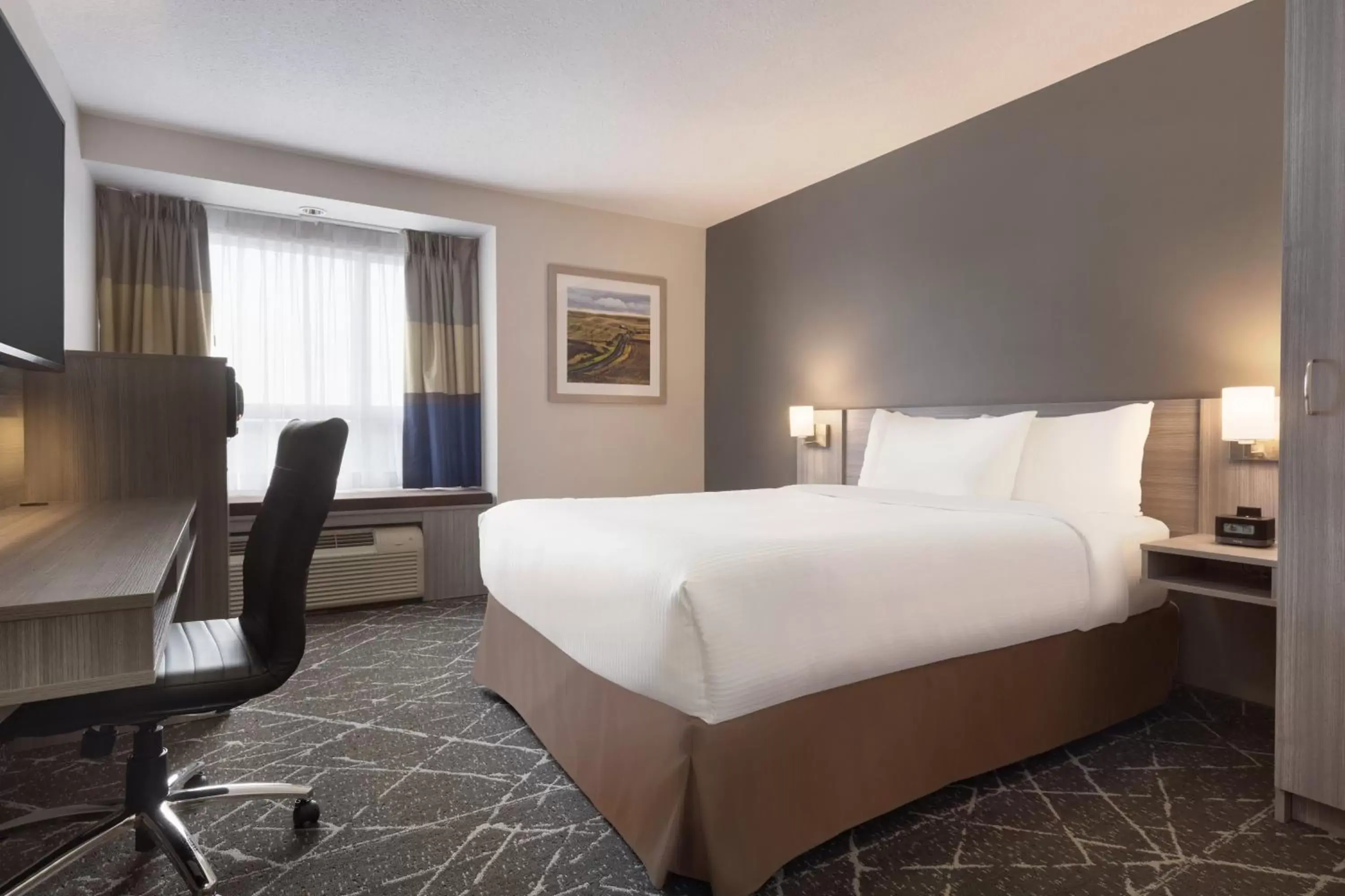 Photo of the whole room, Bed in Microtel Inn & Suites by Wyndham Lloydminster