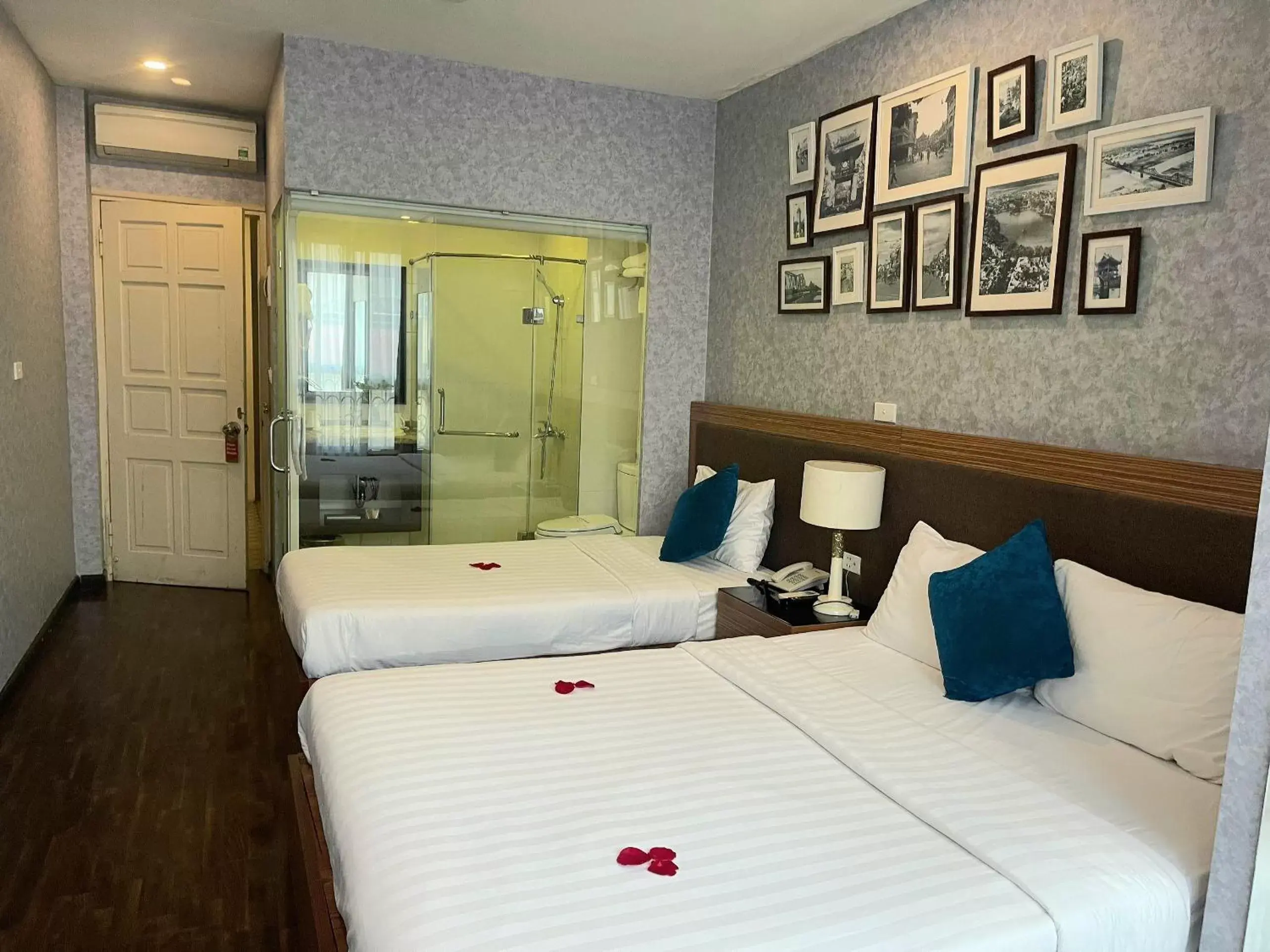 room service, Bed in Golden Moon Suite Hotel