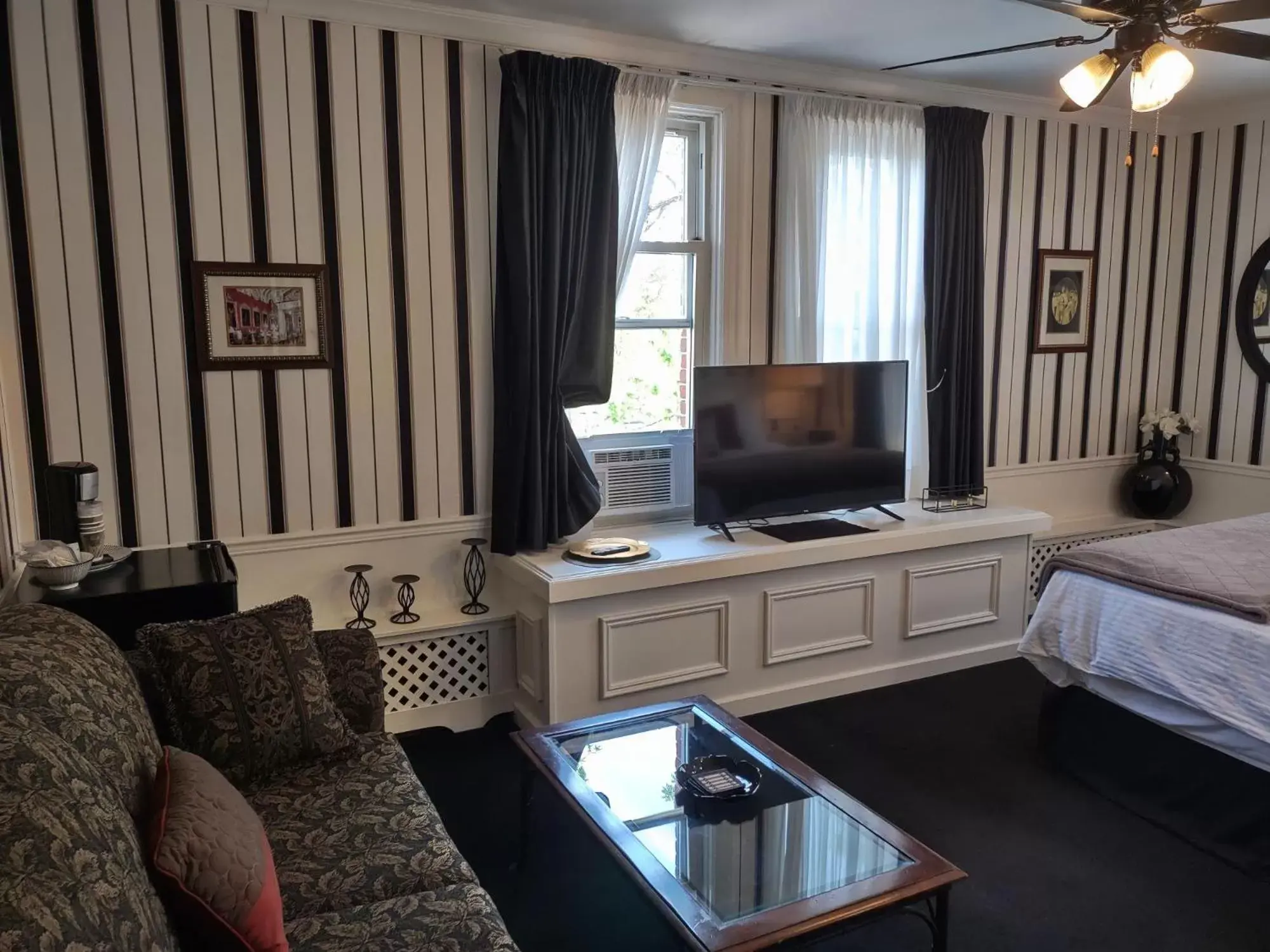 TV and multimedia, TV/Entertainment Center in The King George Inn