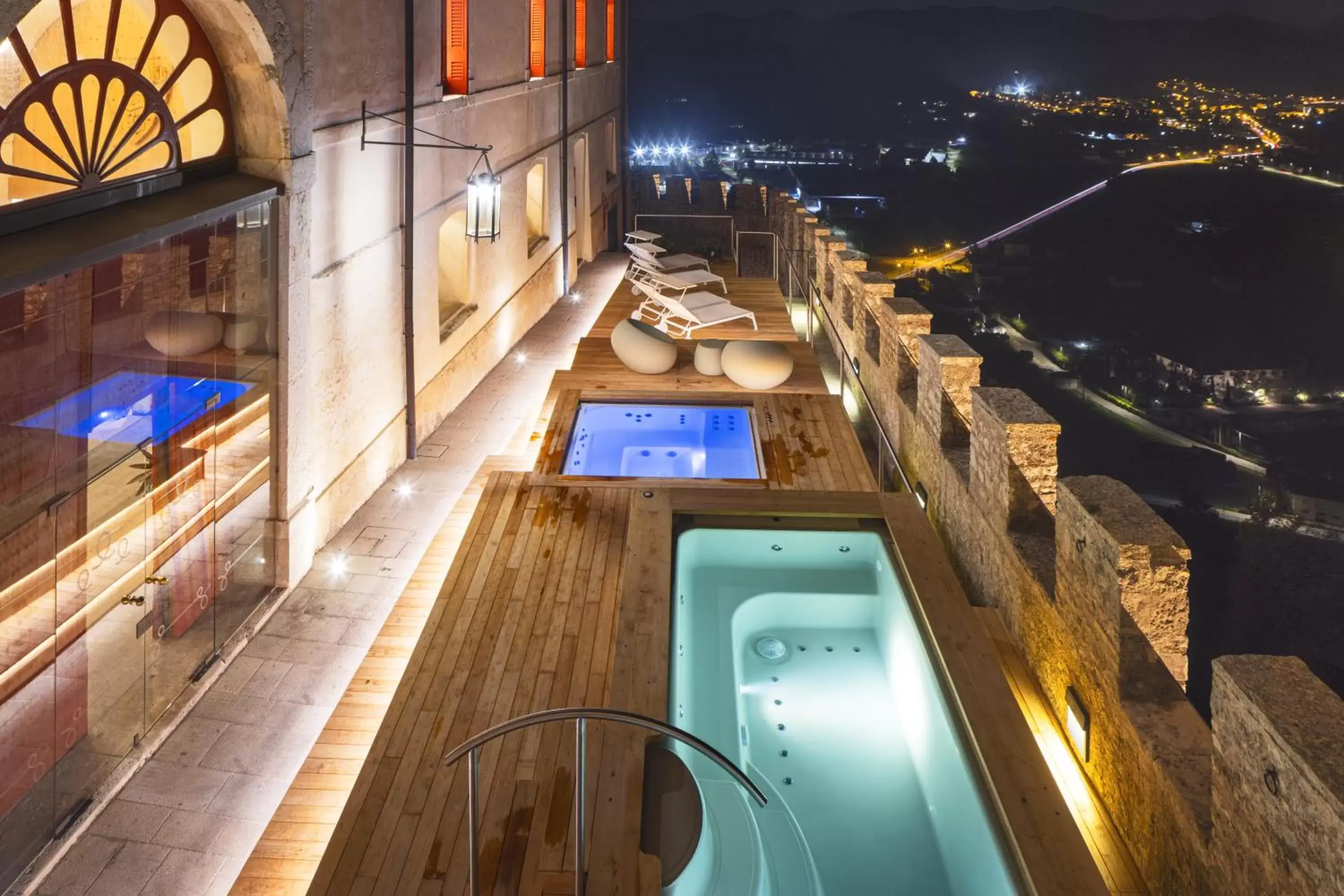 Hot Tub, Pool View in CastelBrando