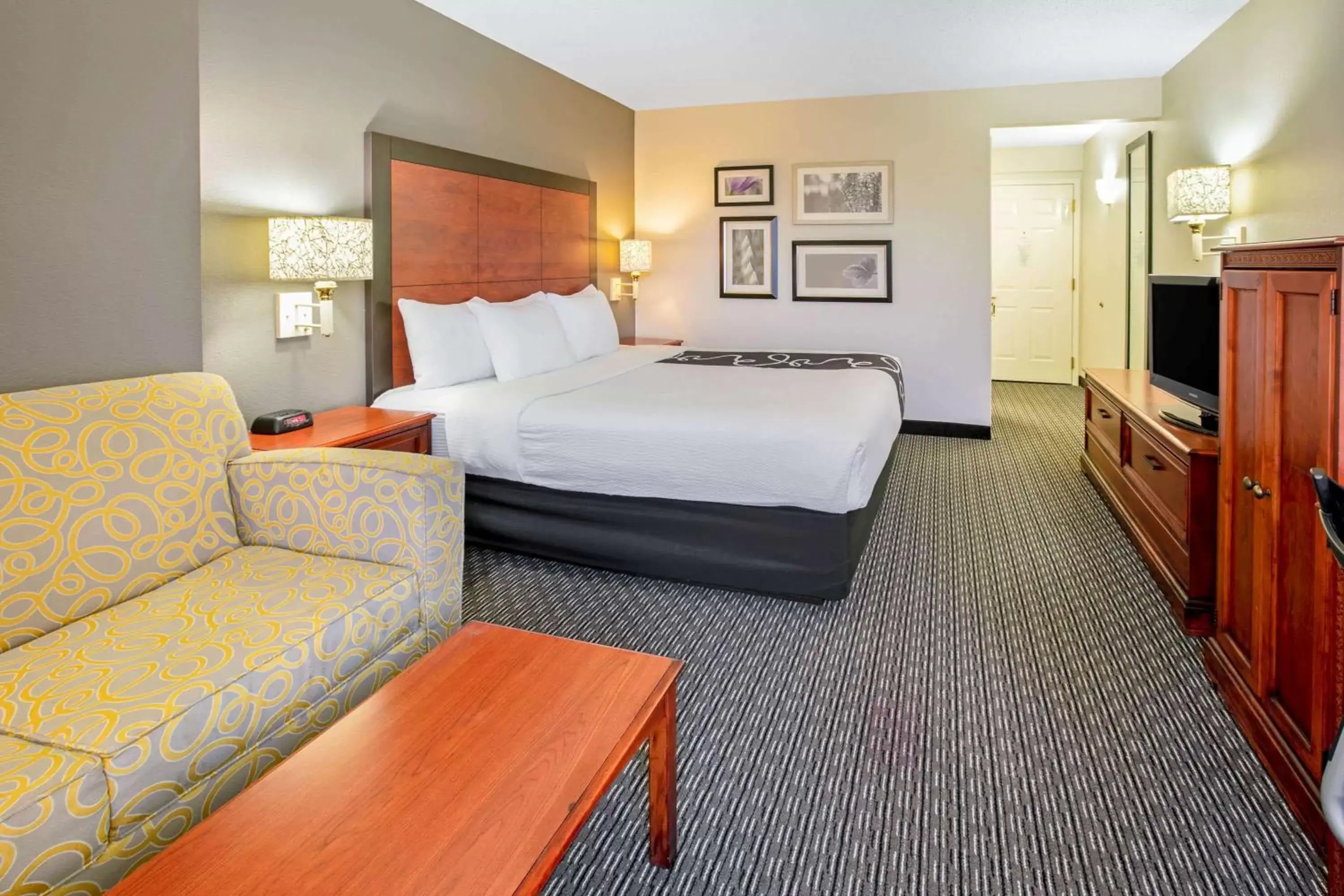 Photo of the whole room, Bed in La Quinta by Wyndham DFW Airport South / Irving