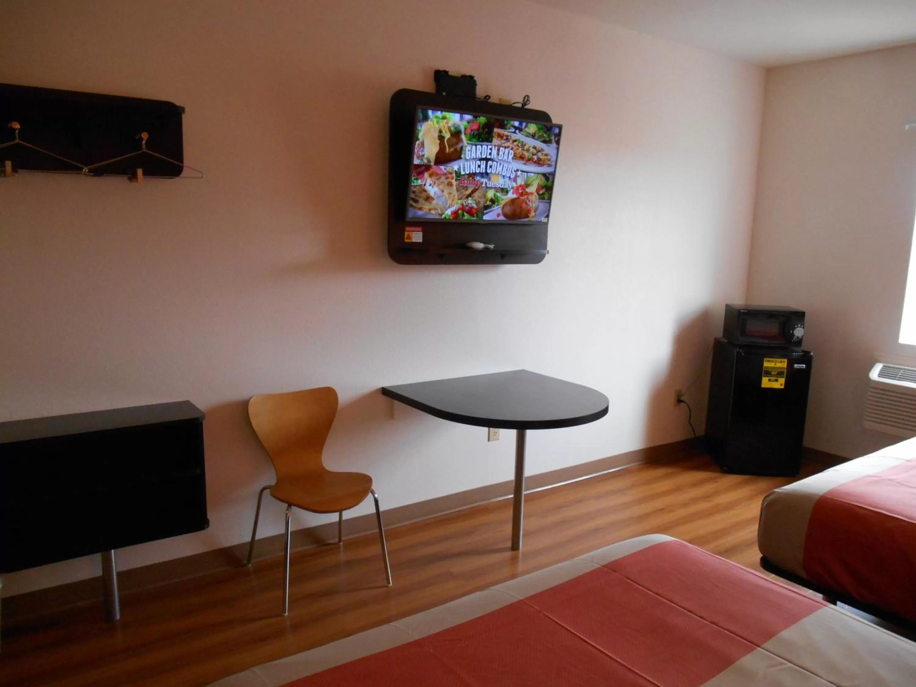 Bedroom, Bed in Motel 6-Jourdanton, TX