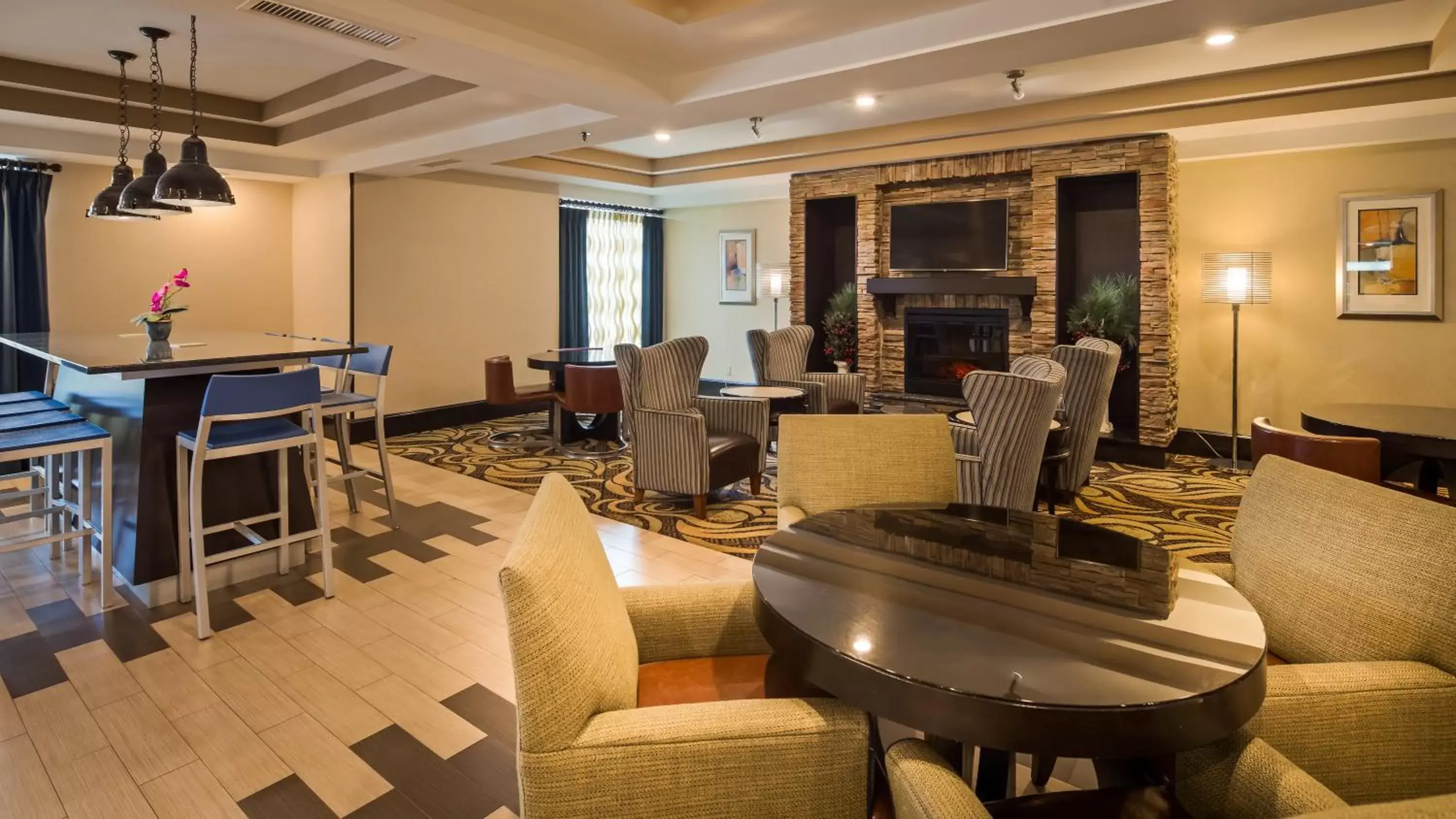 Communal lounge/ TV room, Lounge/Bar in Best Western Plus - Columbia North East