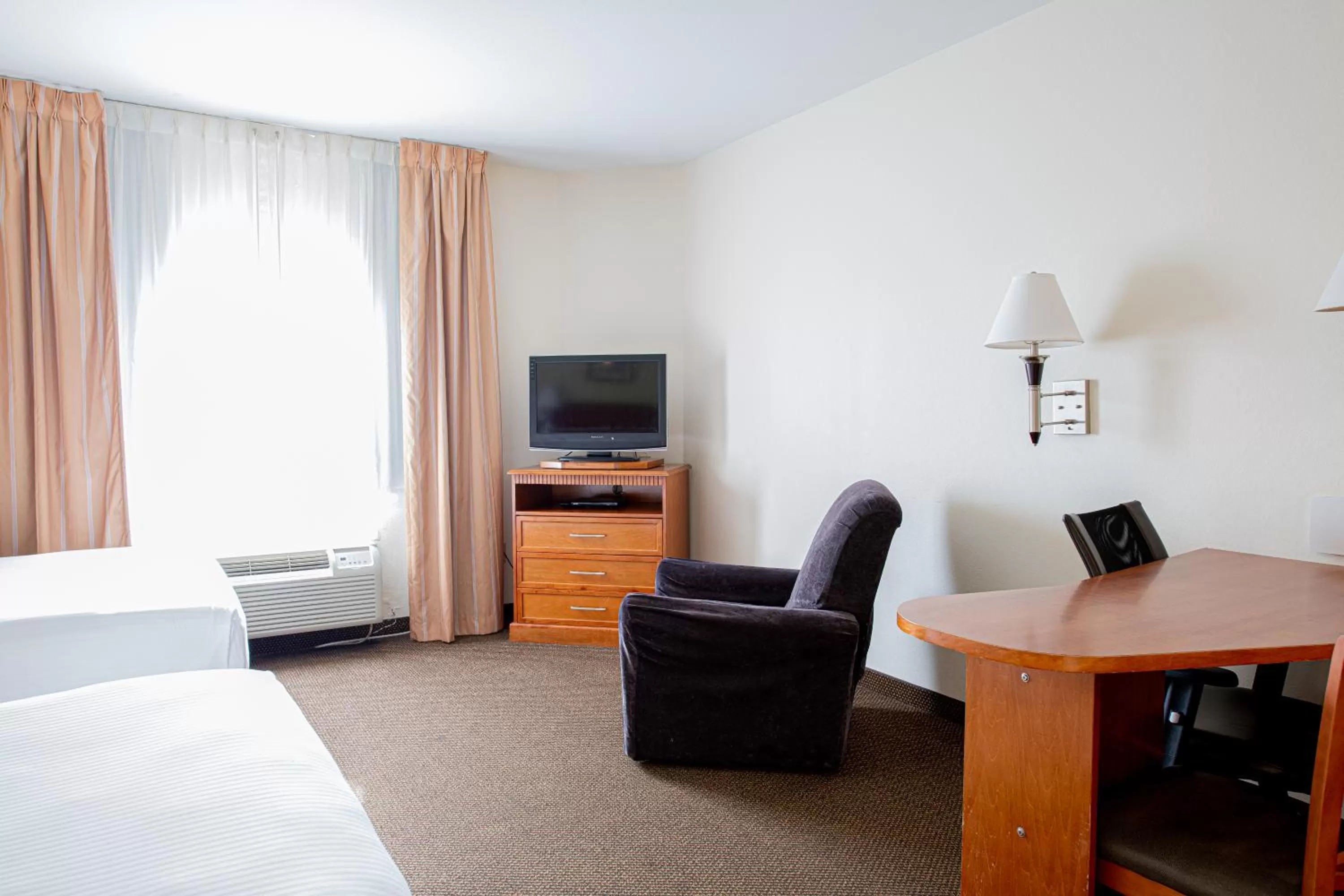 Living room, Bed in Candlewood Suites New Iberia by IHG