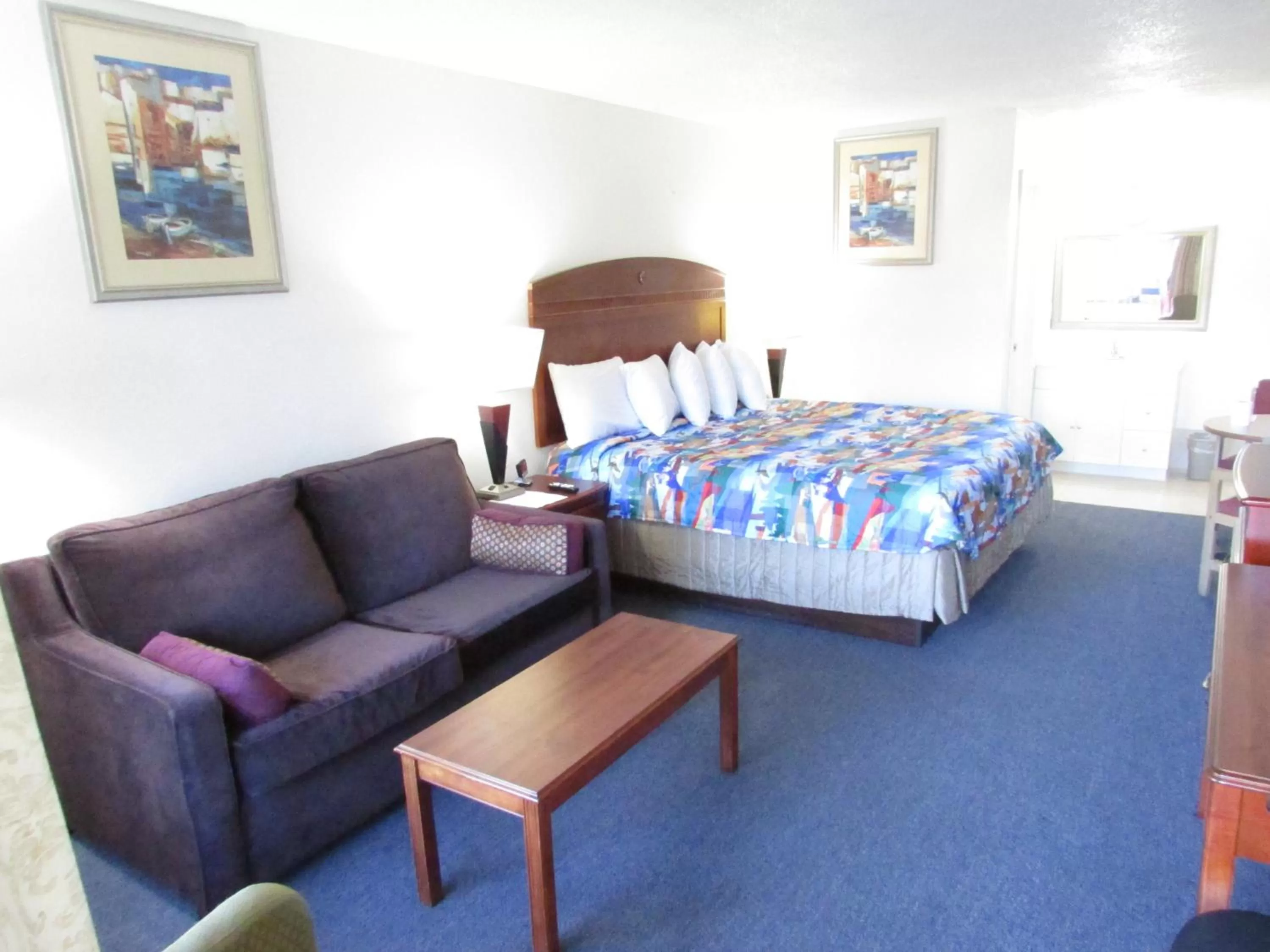 Bed in Parsons Inn Downtown Parsons,Tn