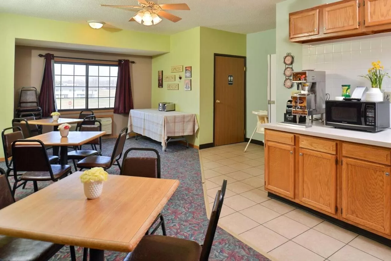 Coffee/tea facilities in Sauk River Inn & Suites, a Travelodge by Wyndham