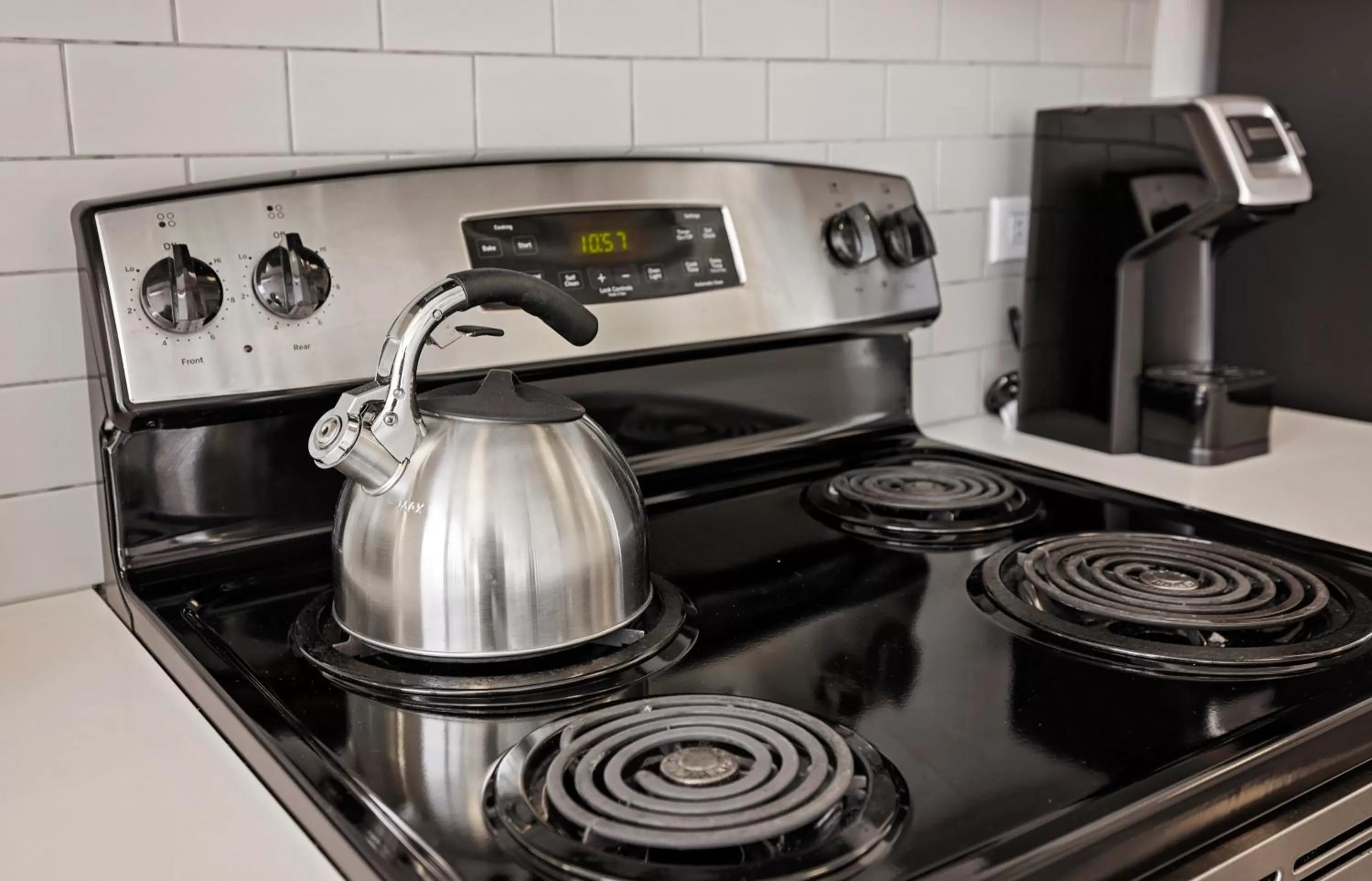 Coffee/tea facilities in Placemakr Premier SoBro