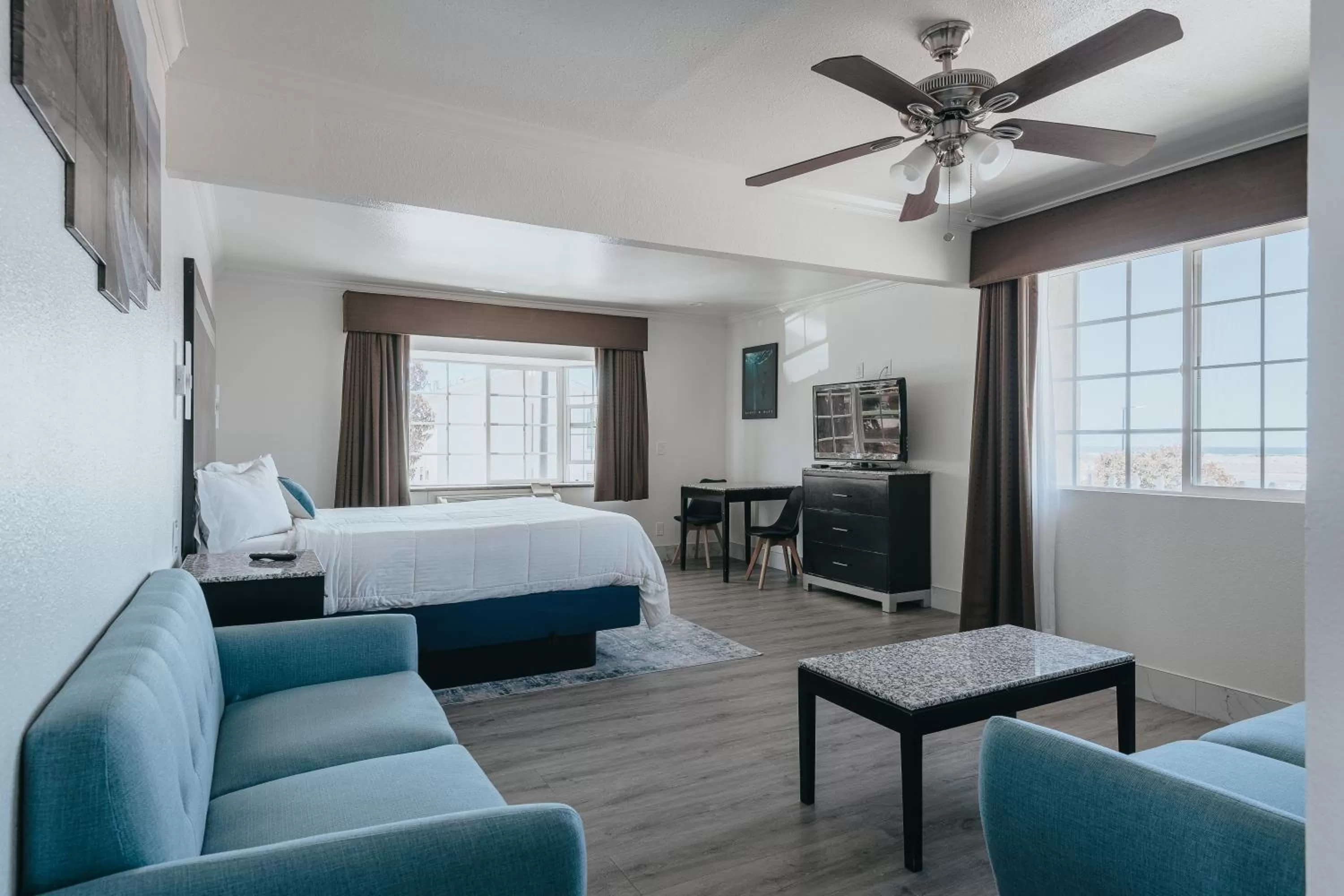 Living room, Bed in Sea Air Inn & Suites - Downtown - Restaurant Row