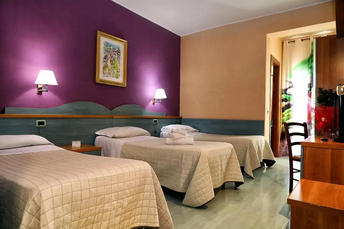 Shower, Bed in Hotel Al Castello